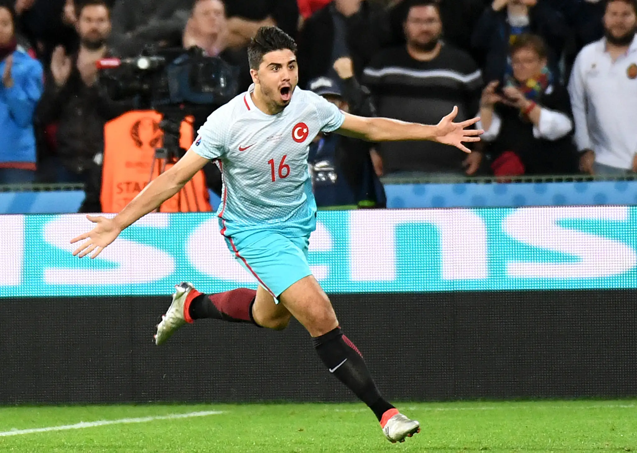 Ozan Tufan z Turecka sa raduje z gólu v českej sieti na ME.