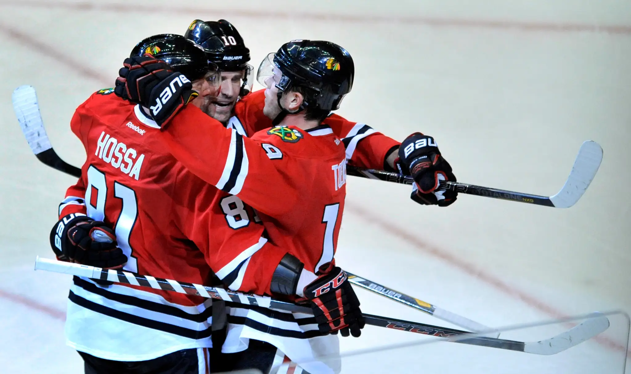 Gólová radosť trojice s Chicaga Blackhawks - Hossa, Sharp, Toews.