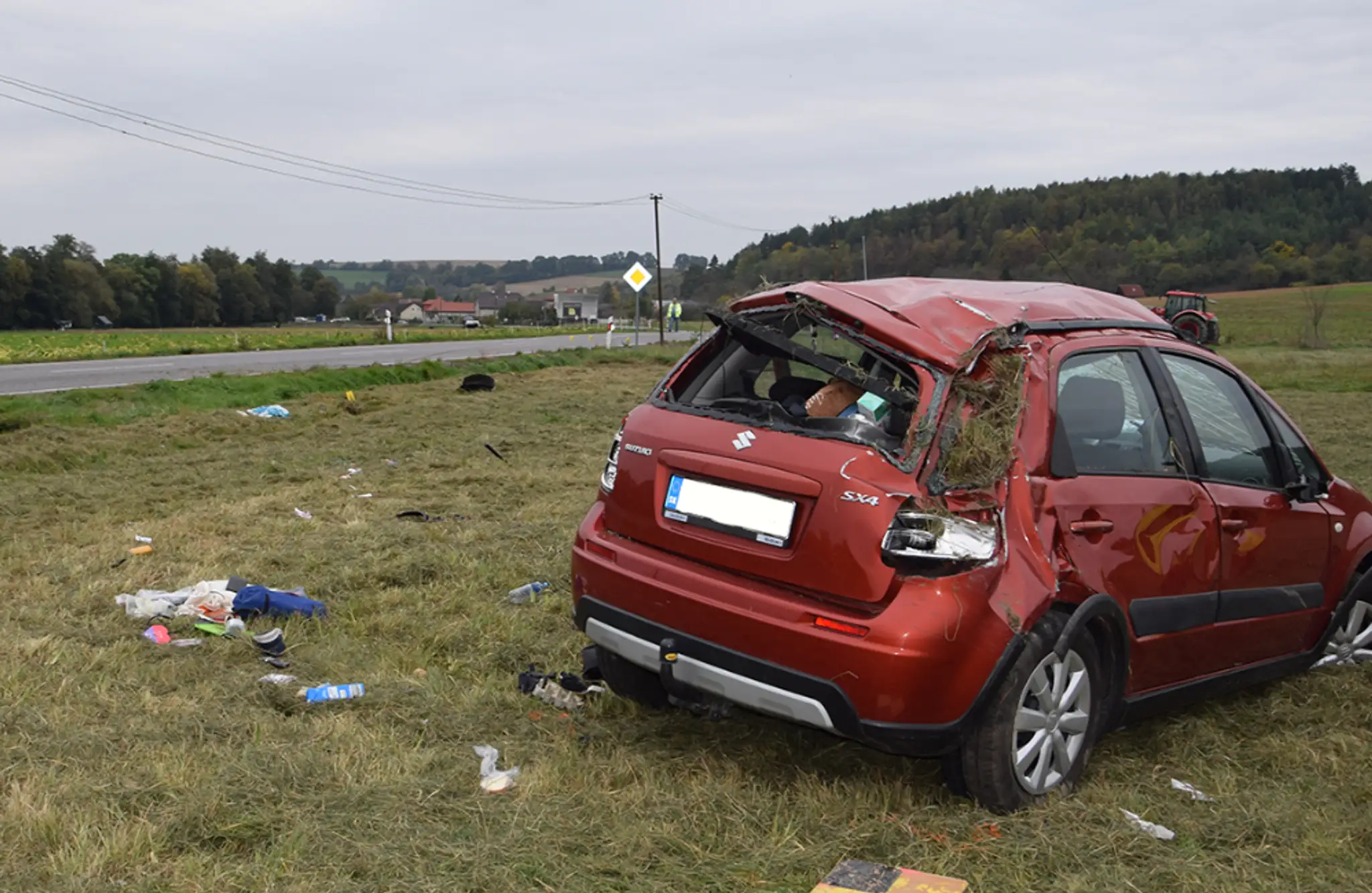 Zničené auto po náraze s tatrovkou v Trenčianskom kraji.