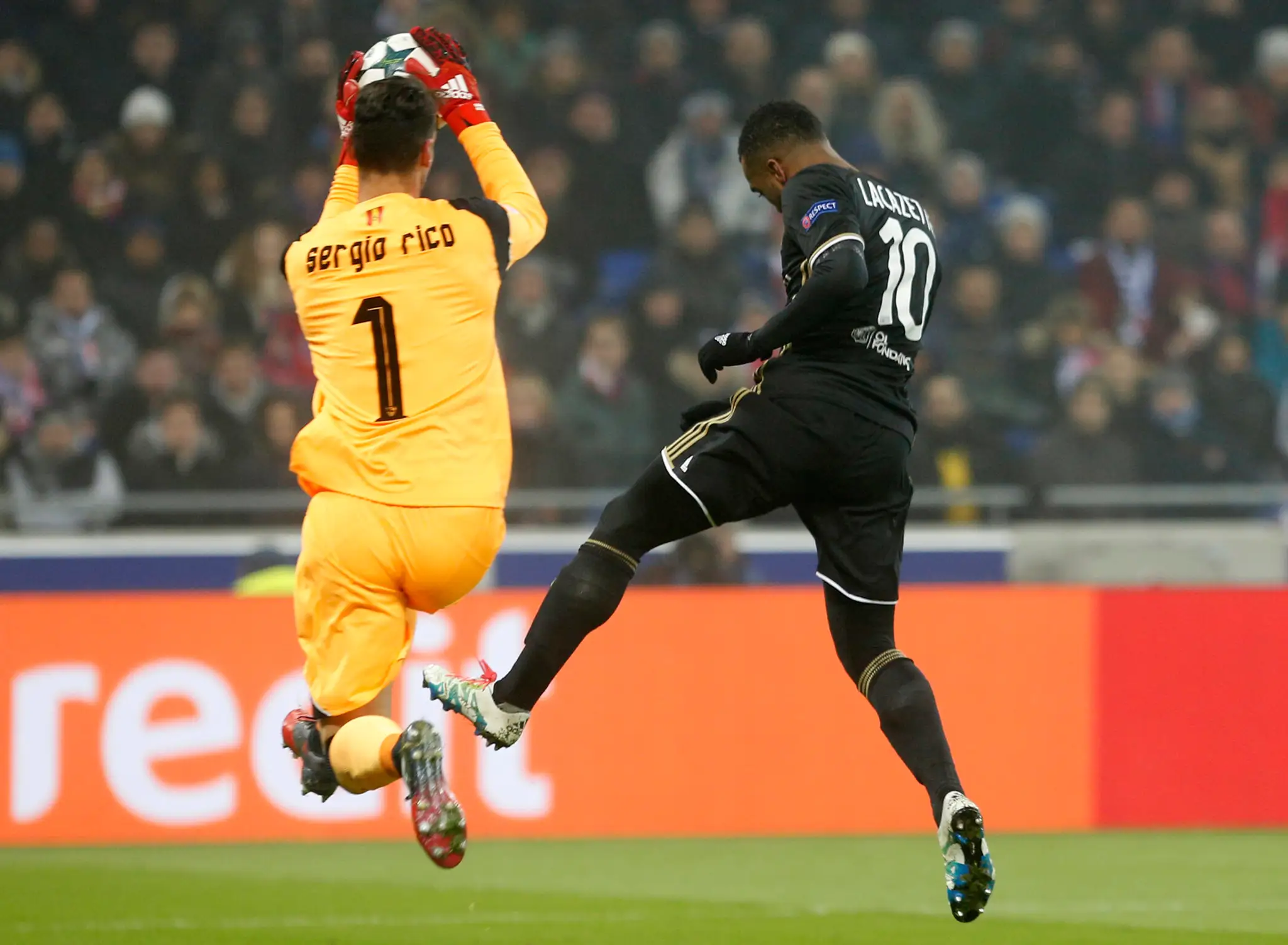Útočník Lyonu Alexandre Lacazette (vpravo) atakuje v dueli LM gólmana Seville Sergia Rica.