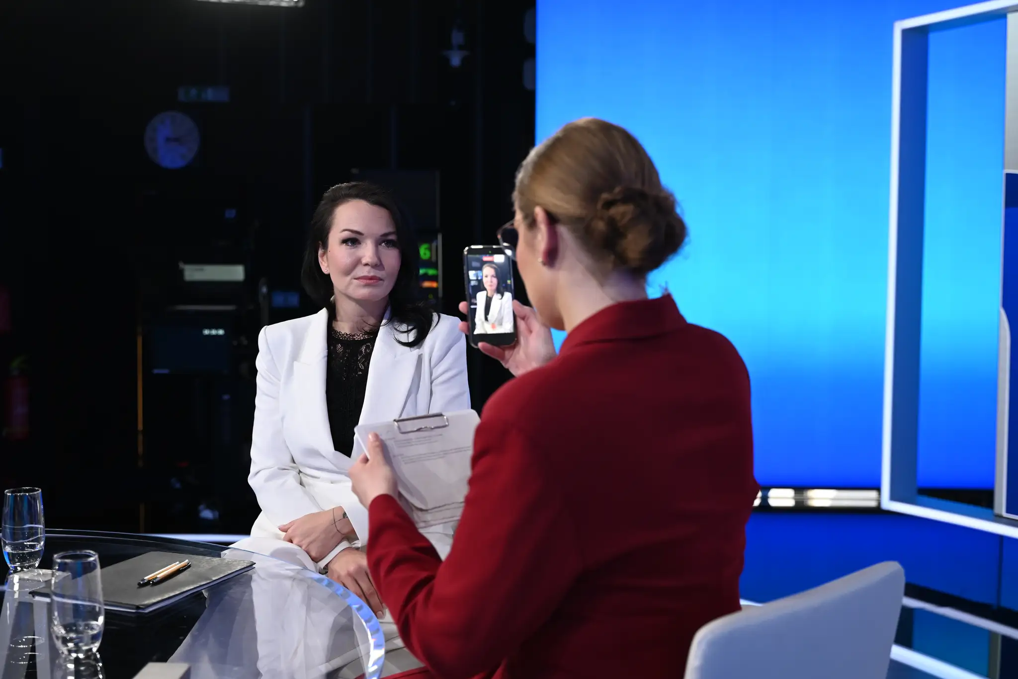 Moderátorka relácie Na telo Karolína Lacová a poslankyňa NR SR Beáta Jurík (PS)