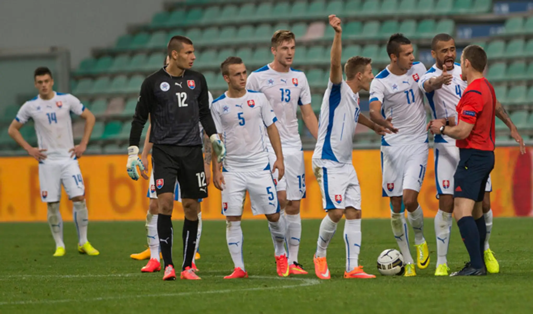 Reprezentanti do 21 rokov a hl. rozhodca McLean zo Škótska po druhej červenej karte pre nášho hráča a po zrušenom pokutovom kope