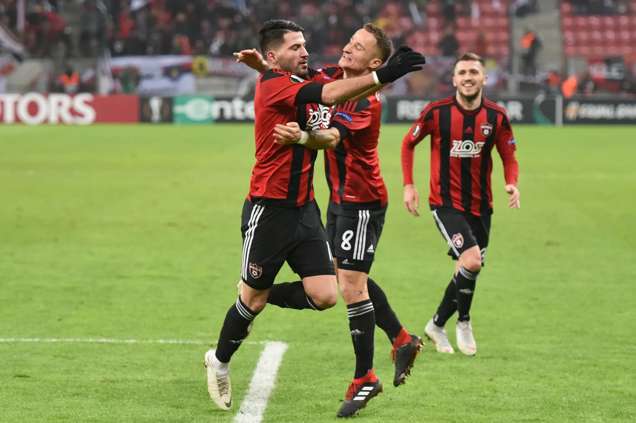Zľava Kubilay Yilmaz a Erik Grendel z Trnavy oslavujú gól v EL proti Fenerbahce.
