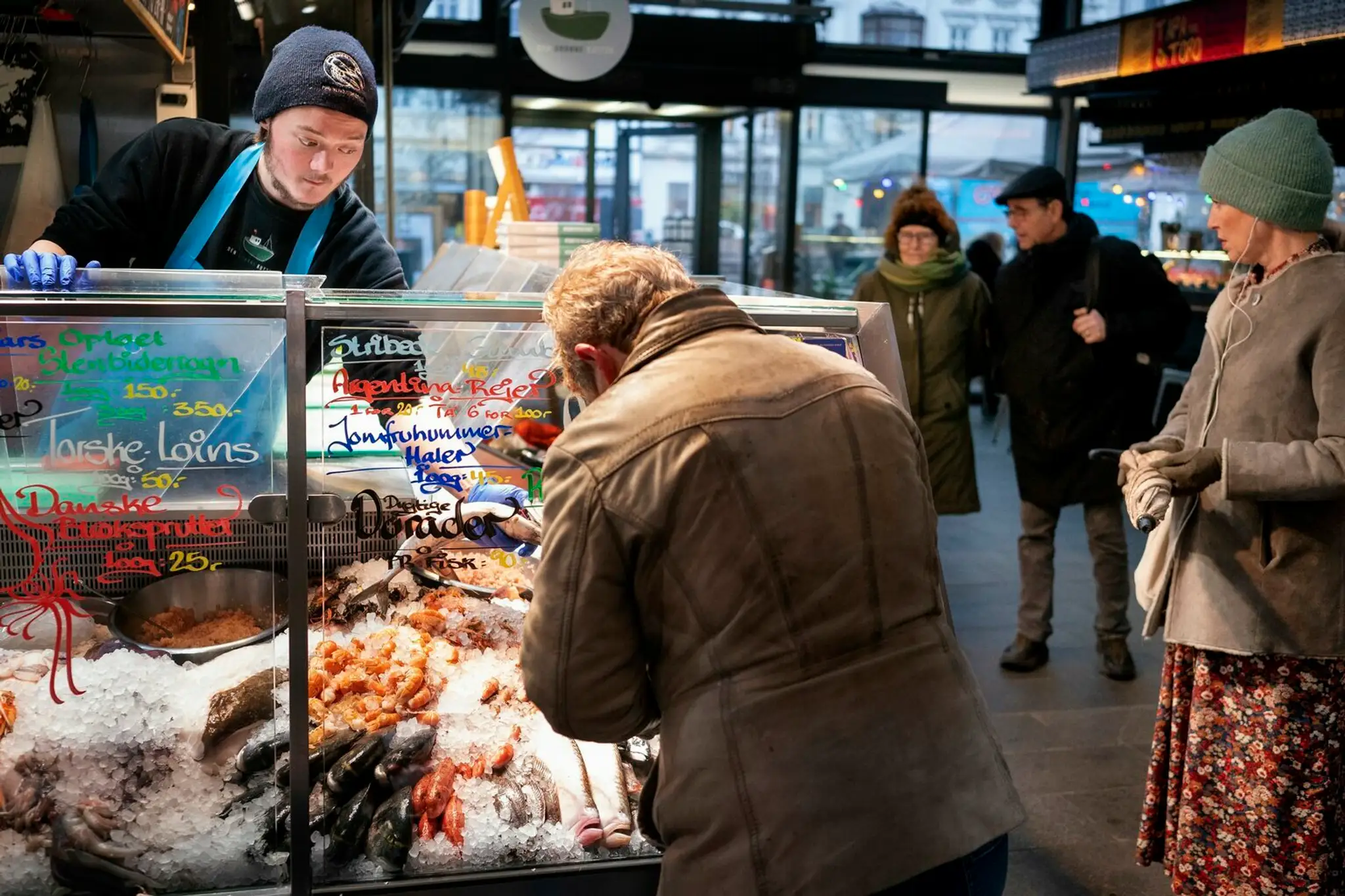 Predavači a zákazníci na trhu v Kodani - bez rúšok.