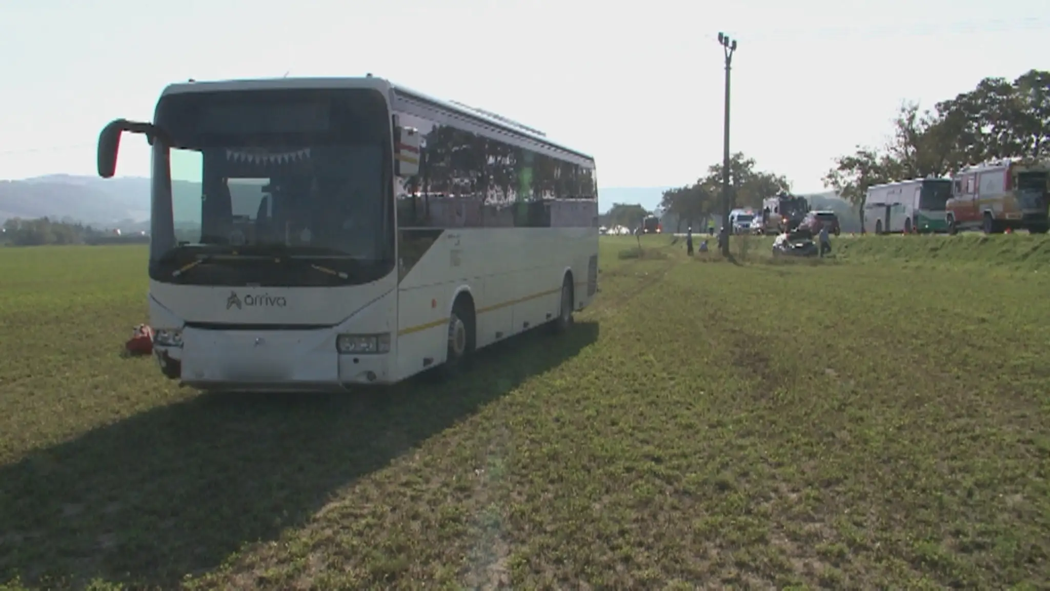 Autobus po nehode skončil na poli.
