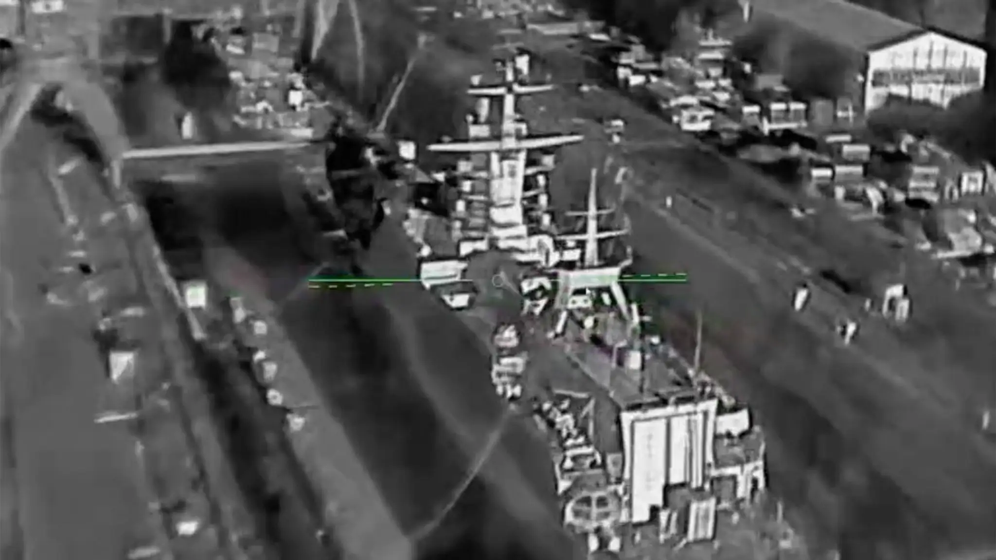 Ruská raketová korveta Bojkij tesne pred zásahom dronom.