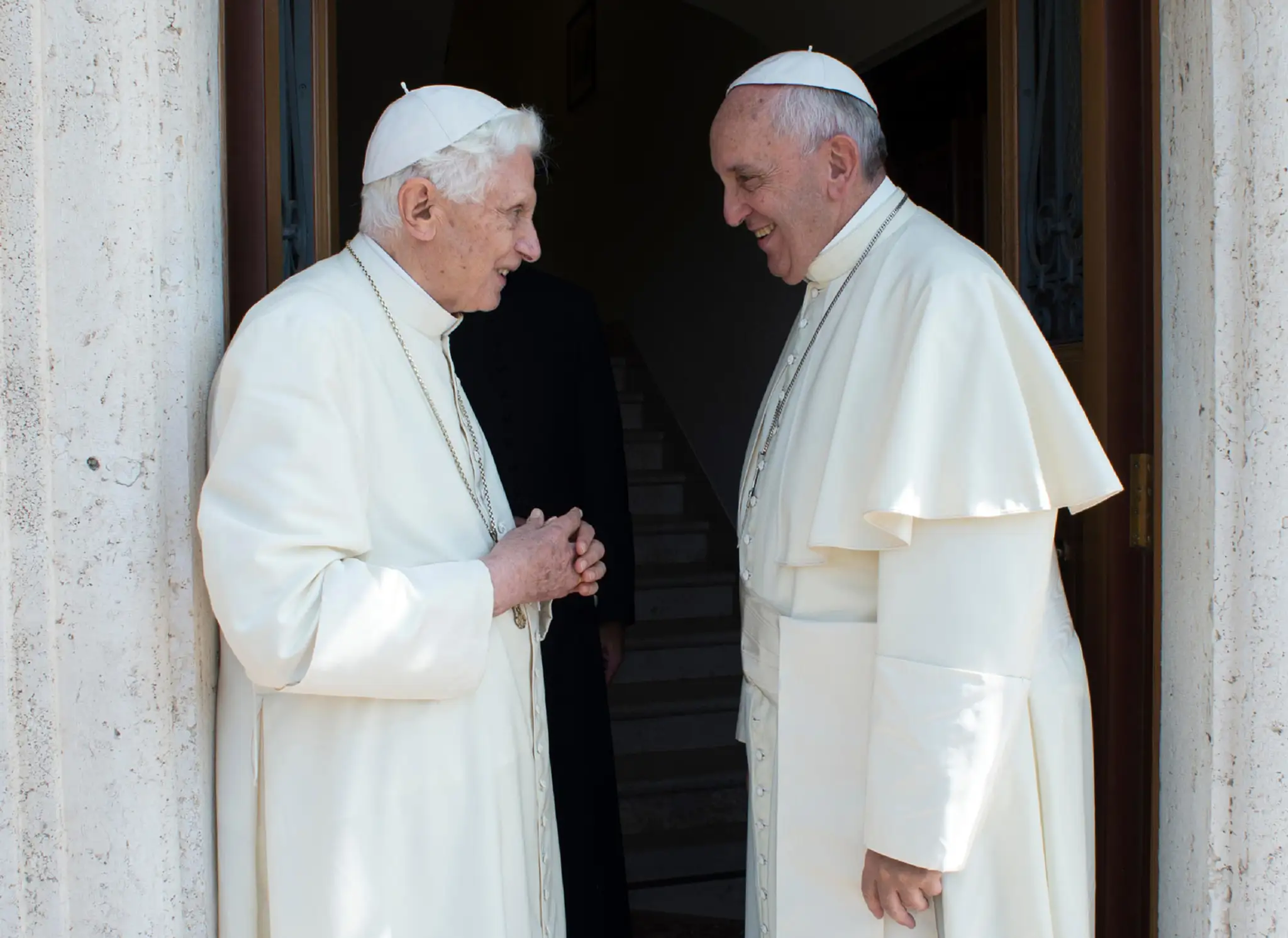 Benedikt XVI. opustil dnes Vatikán po prvý raz od svojho odstúpenia z funkcie. 