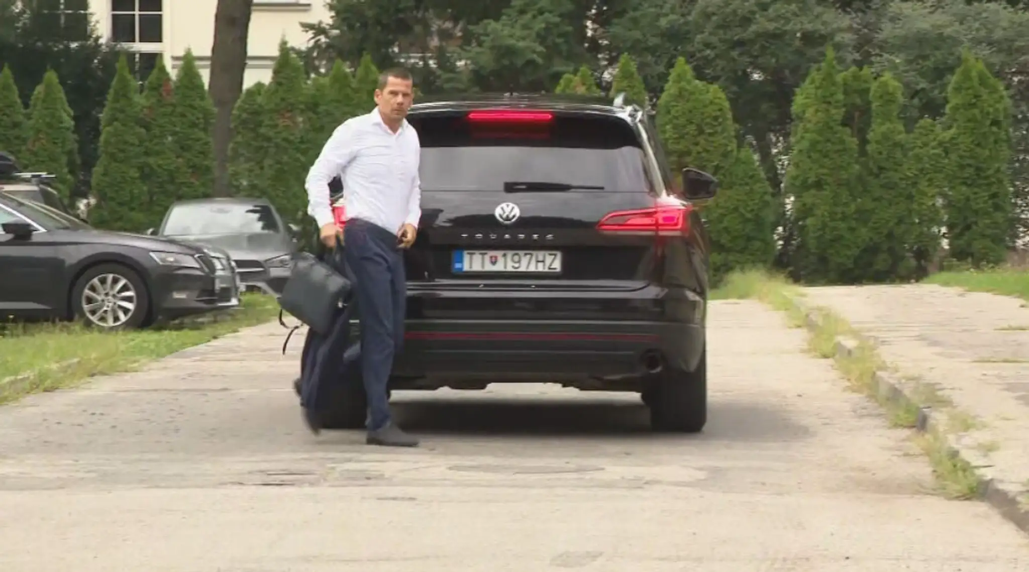 Hamran prichádza na miesto rokovania Bezpečnostnej rady. 