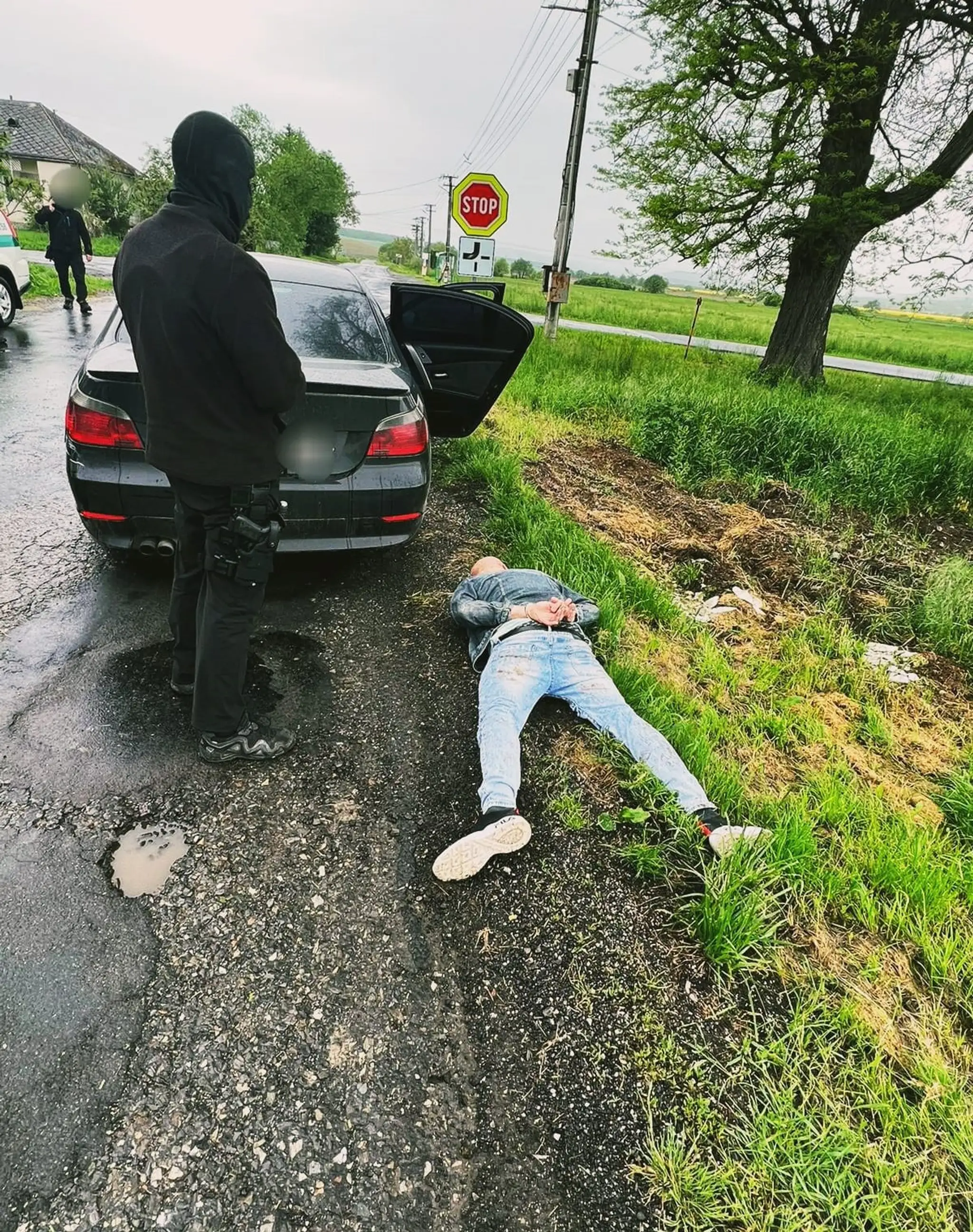 Vodič zastavil, až keď policajti strieľali.
