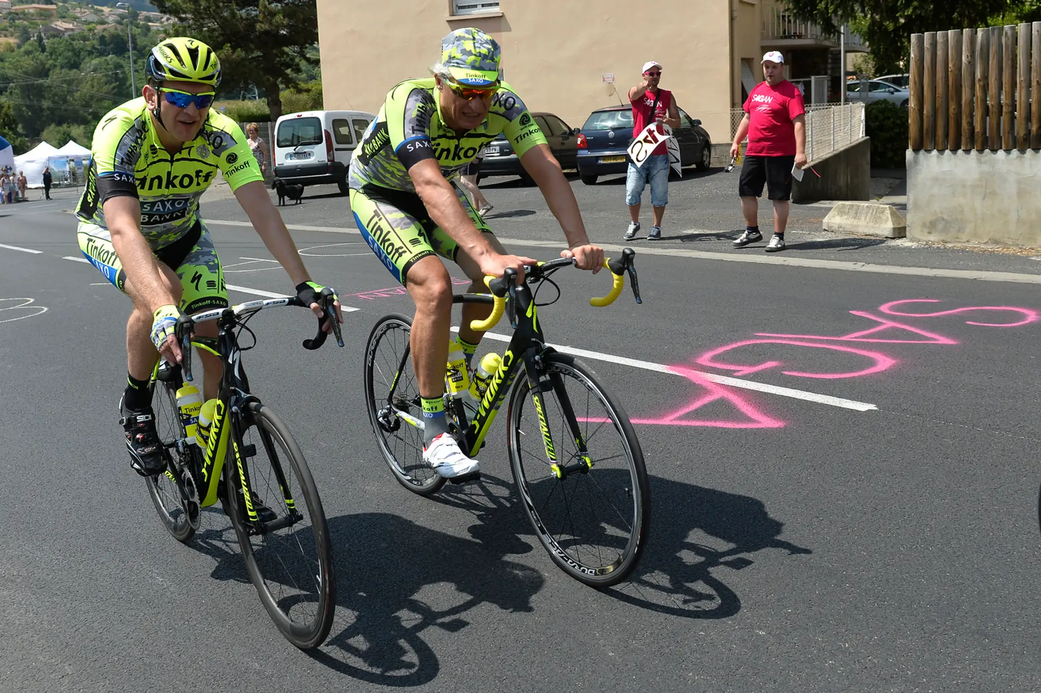 majiteľ tímu Tinkoff-Saxo Oleg Tiňkov (druhý zľava) na bicykli v mestečku Millau