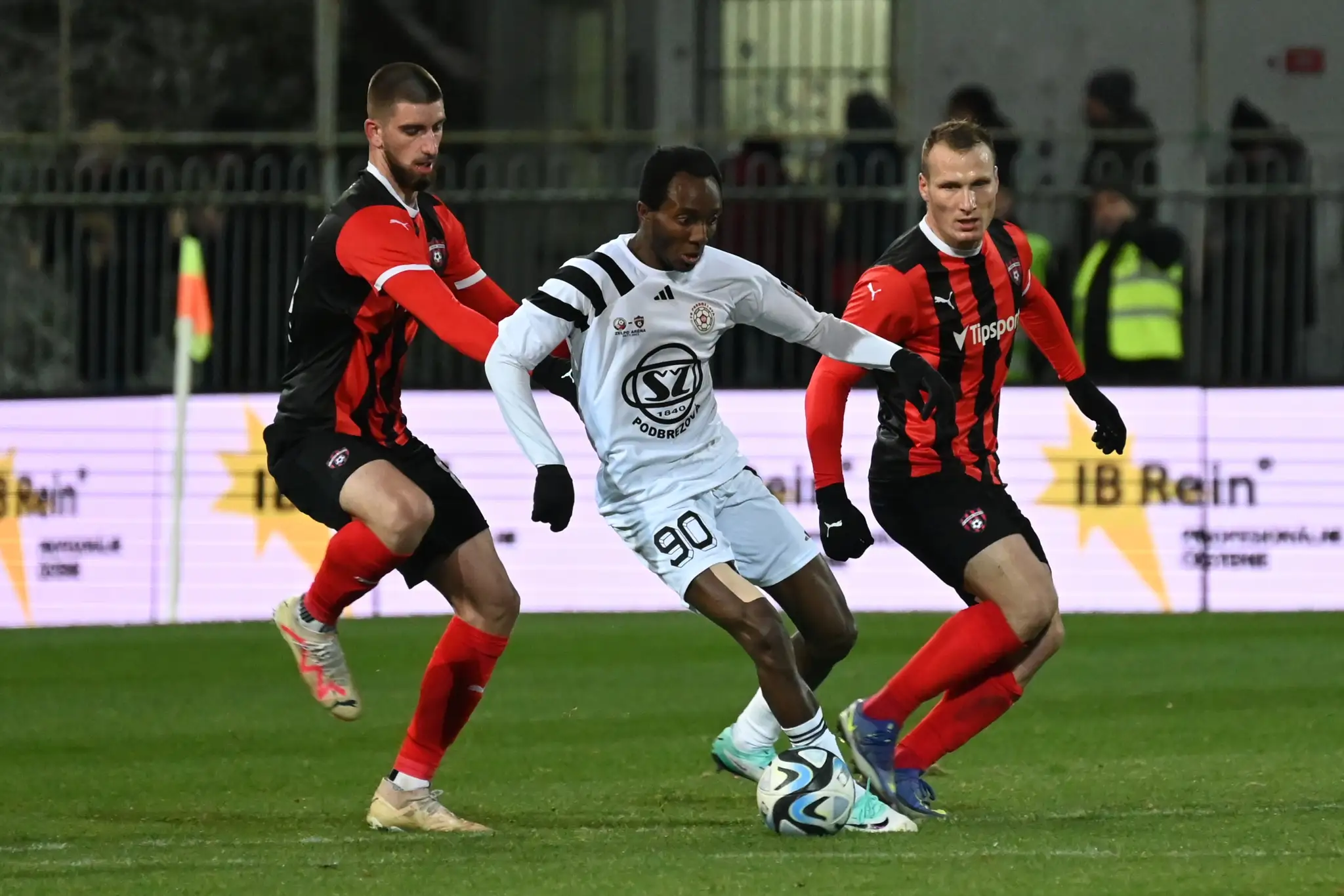 Zľava hráč Trnavy Adrian Zelkovič, hráč Podbrezovej Mark Assinor Osei a hráč Trnavy Lukáš Štetina v 15. kole Niké ligy.