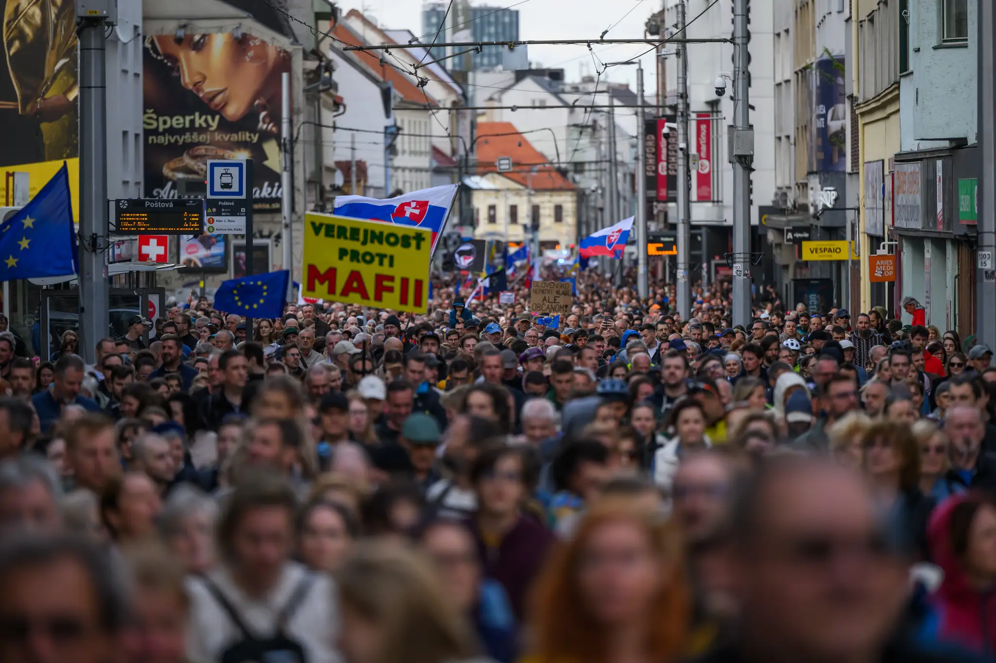 Slováci opäť v uliciach. V Bratislave protestujúci pochodovali centrom