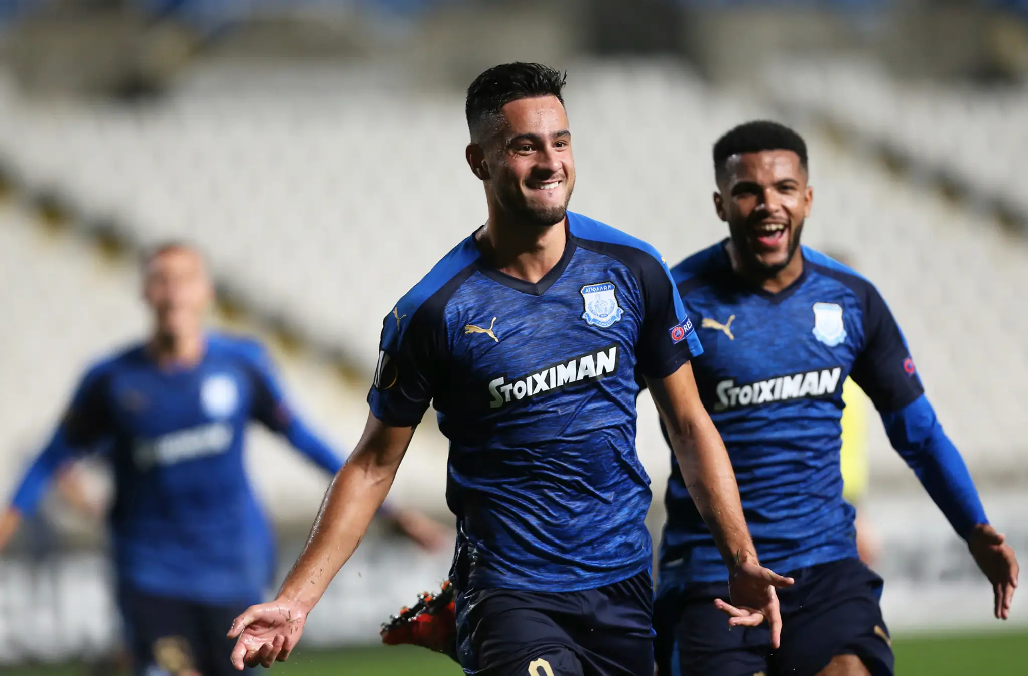 David Faupala (vľavo) z Limassolu oslavuje gól v dueli EL proti Laziu Rím.