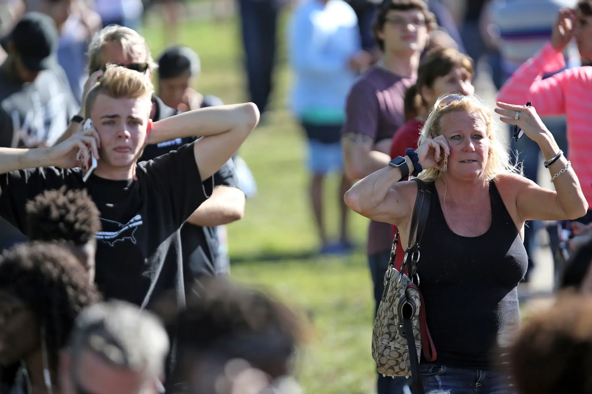 Plač študentiek strednej školy Marjory Stonemanovej Douglasovej vo floridskom Parklande po útoku.