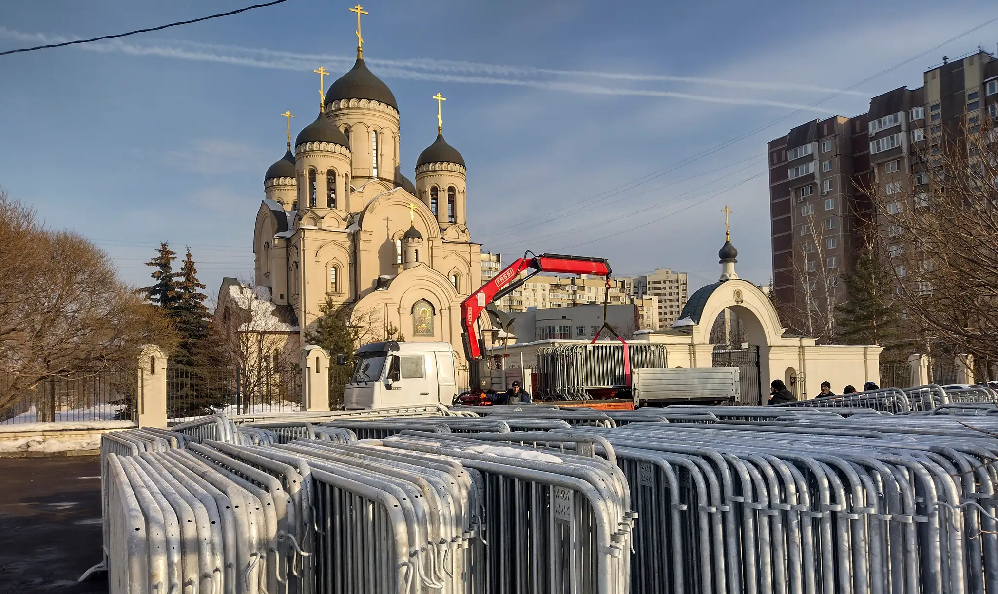 Žeriav vykladá policajné bariéry pred bohorodičným Chrámom ikony Utíš môj smútok v moskovskom rajóne Maryno, kde sa uskutoční pohre Alexeja Navaľného.