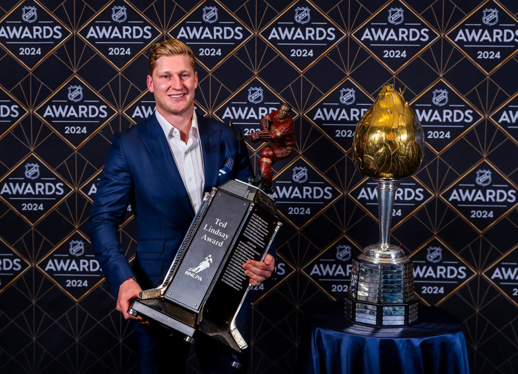 Dve trofeje Nathana MacKinnona.