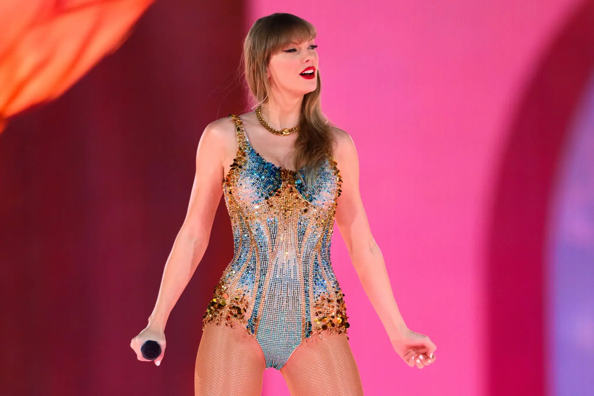 speváčka Taylor Swift na pódiu počas koncertu