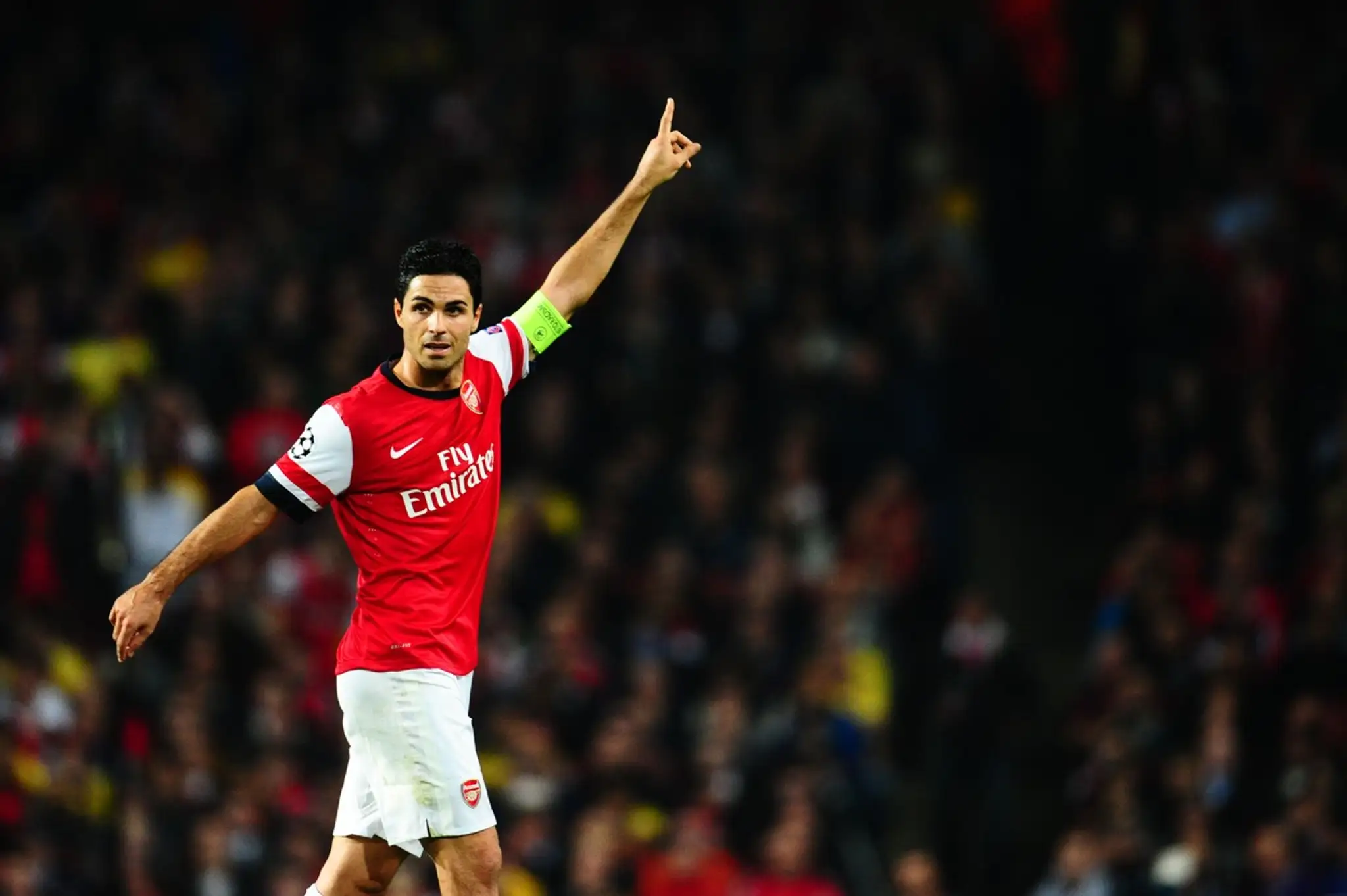 Mikel Arteta v drese Arsenalu s kapitánskou páskou