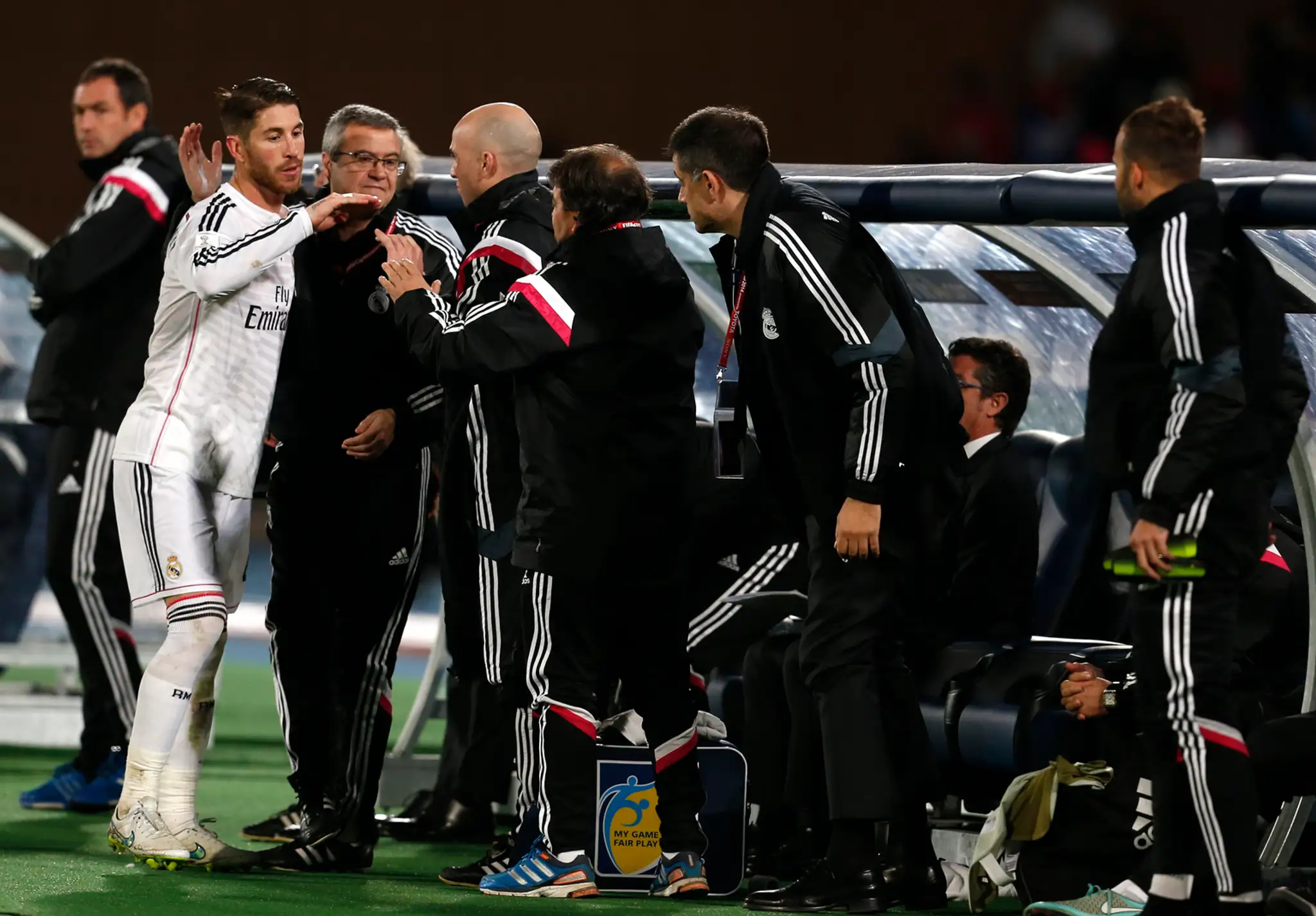 Hráč Realu Madrid prijíma gratulácie po víťaznom zápase