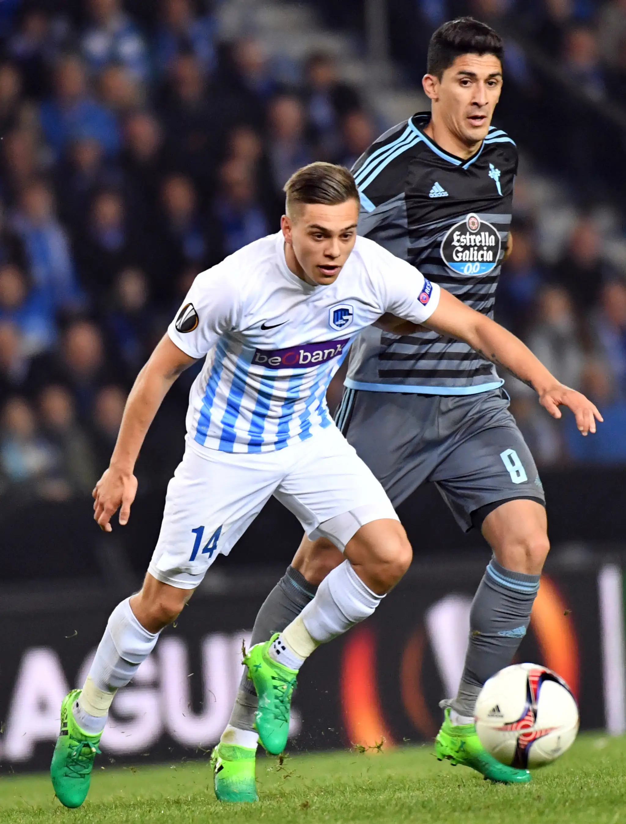 Leandro Trossard (vľavo) z Genku bojuje o loptu v odvete štvrťfinále EL proti Celte Vigo s Pablom Hernandézom.