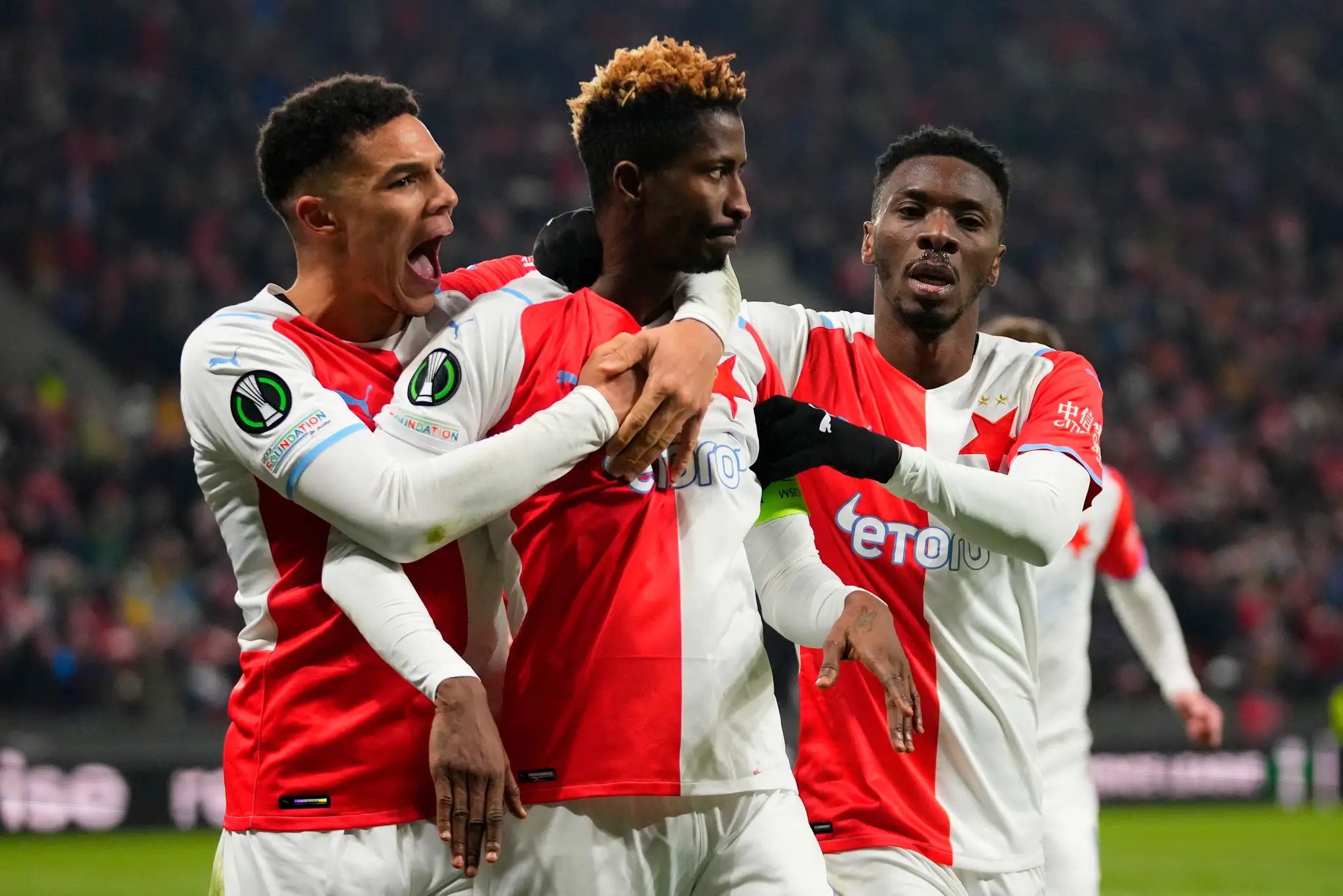 Peter Olayinka zo Slavie sa teší z gólu v osemfinále EKL proti Linzu.