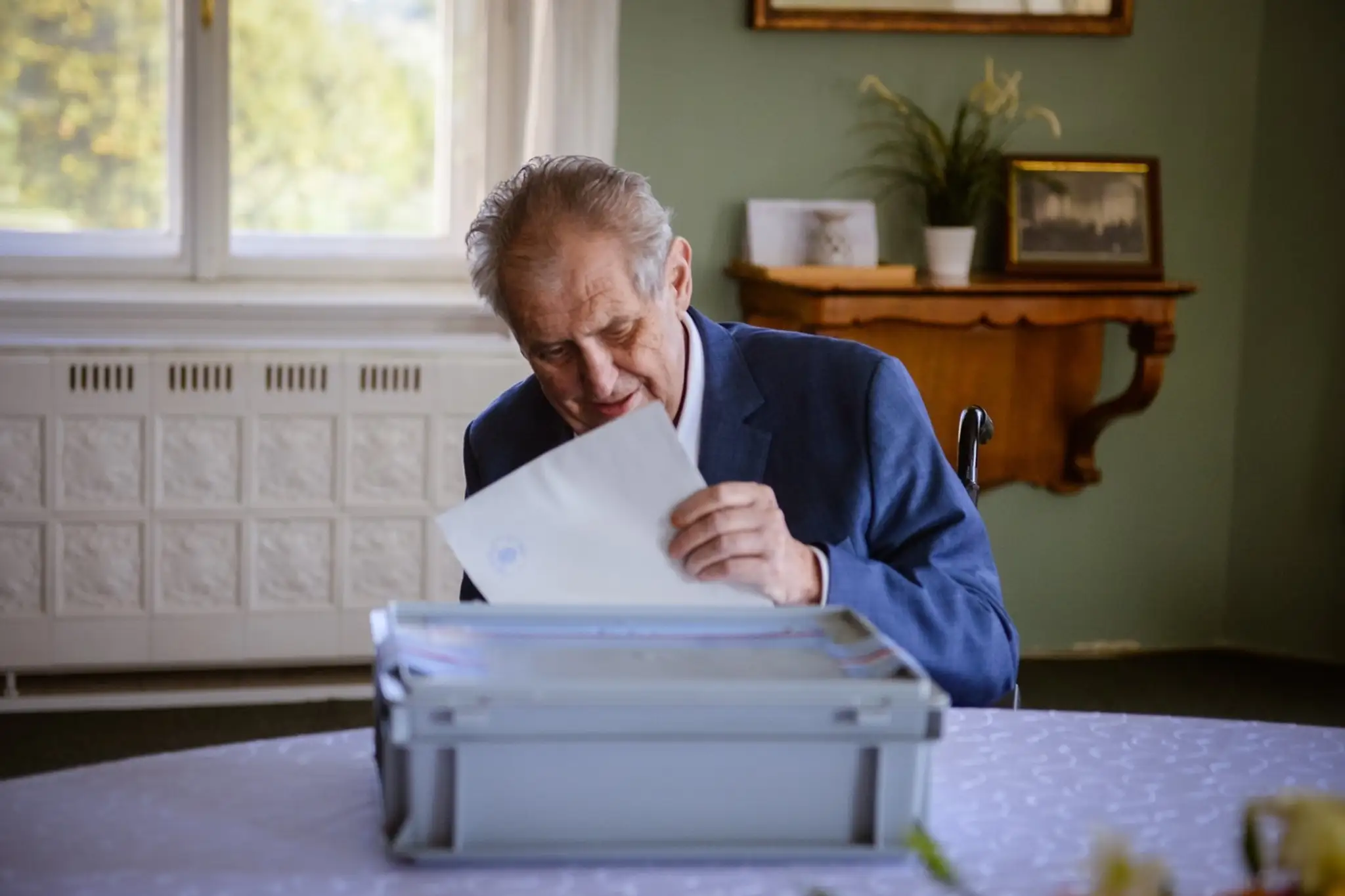 Miloš Zeman odvolil.