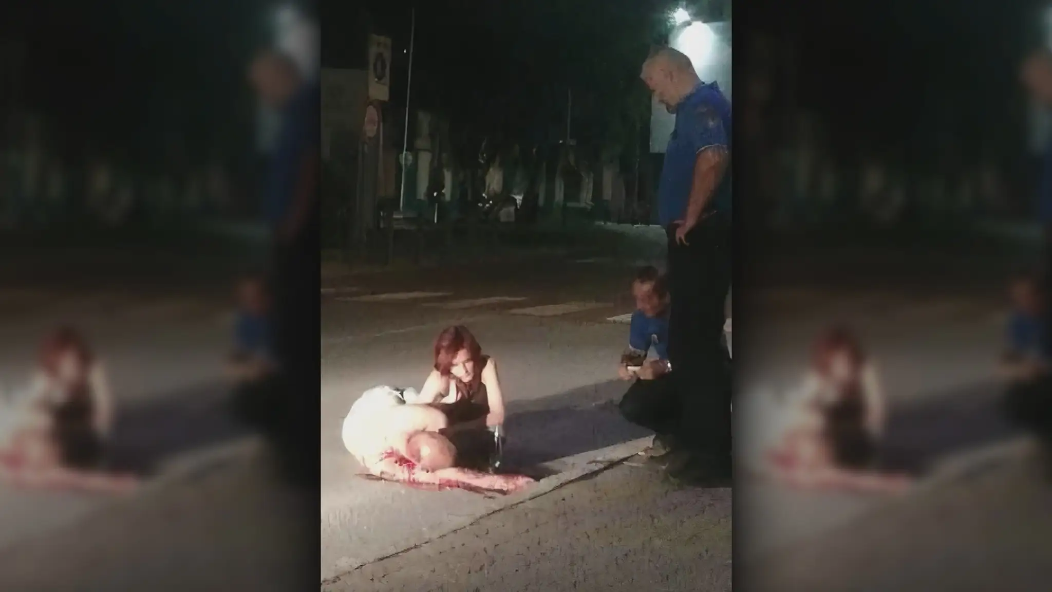 Muž ležal dobodaný na zemi.
