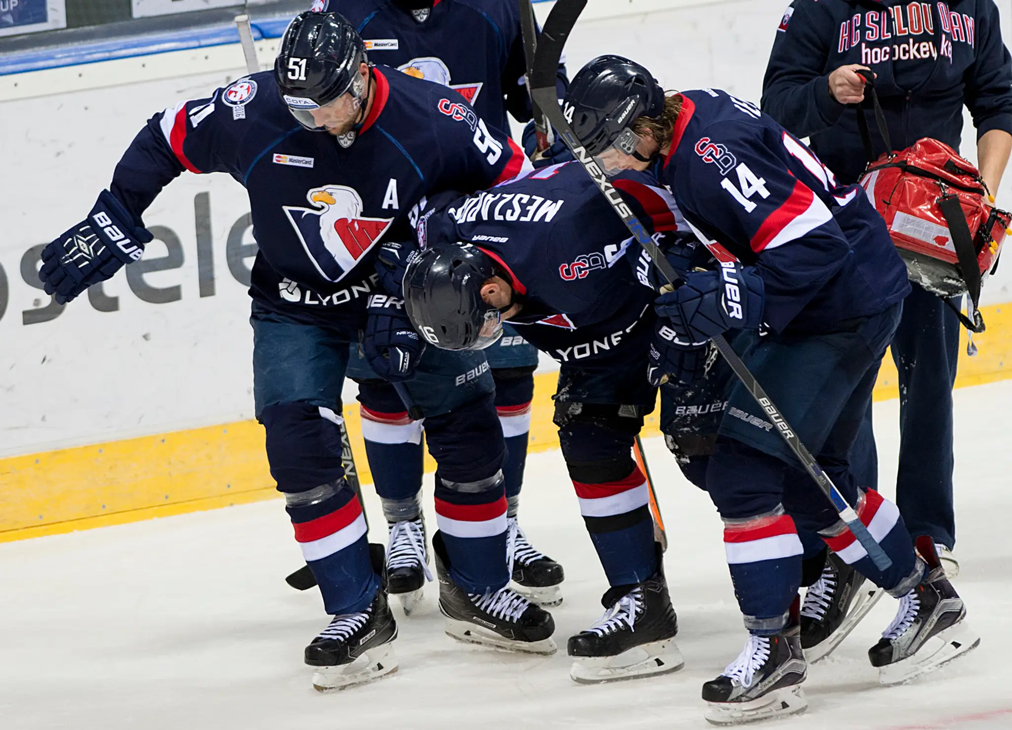 Na snímke uprostred zranený kapitán Slovana Andrej Meszároš v KHL medzi HC Slovan Bratislava - Avangard Omsk.