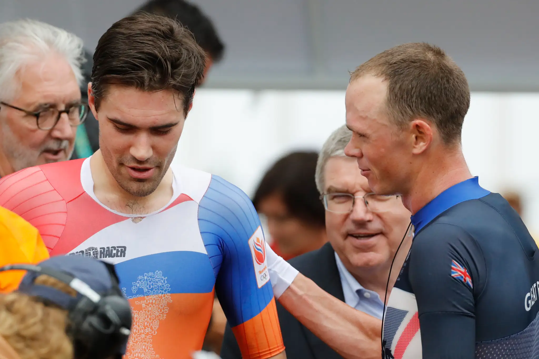 Strieborný Tom Dumoulin a bronzový Chris Froome počas rozhovoru v cieli časovky.