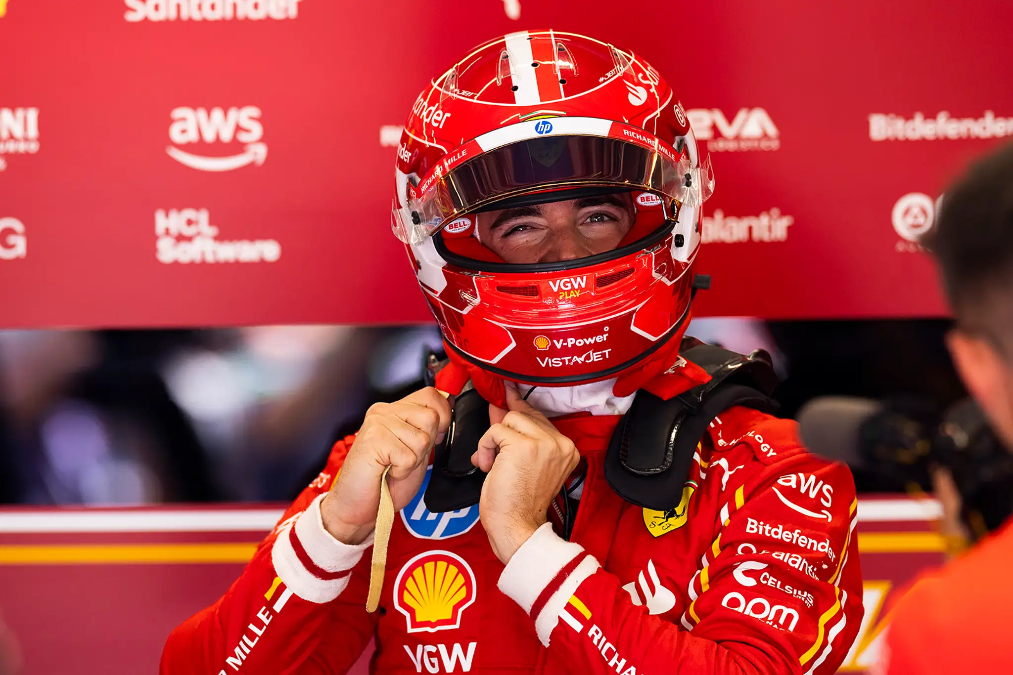 Keď si Charles Leclerc nasadí helmu a posadí sa za volant, spozornieť musí každý jeho súper.