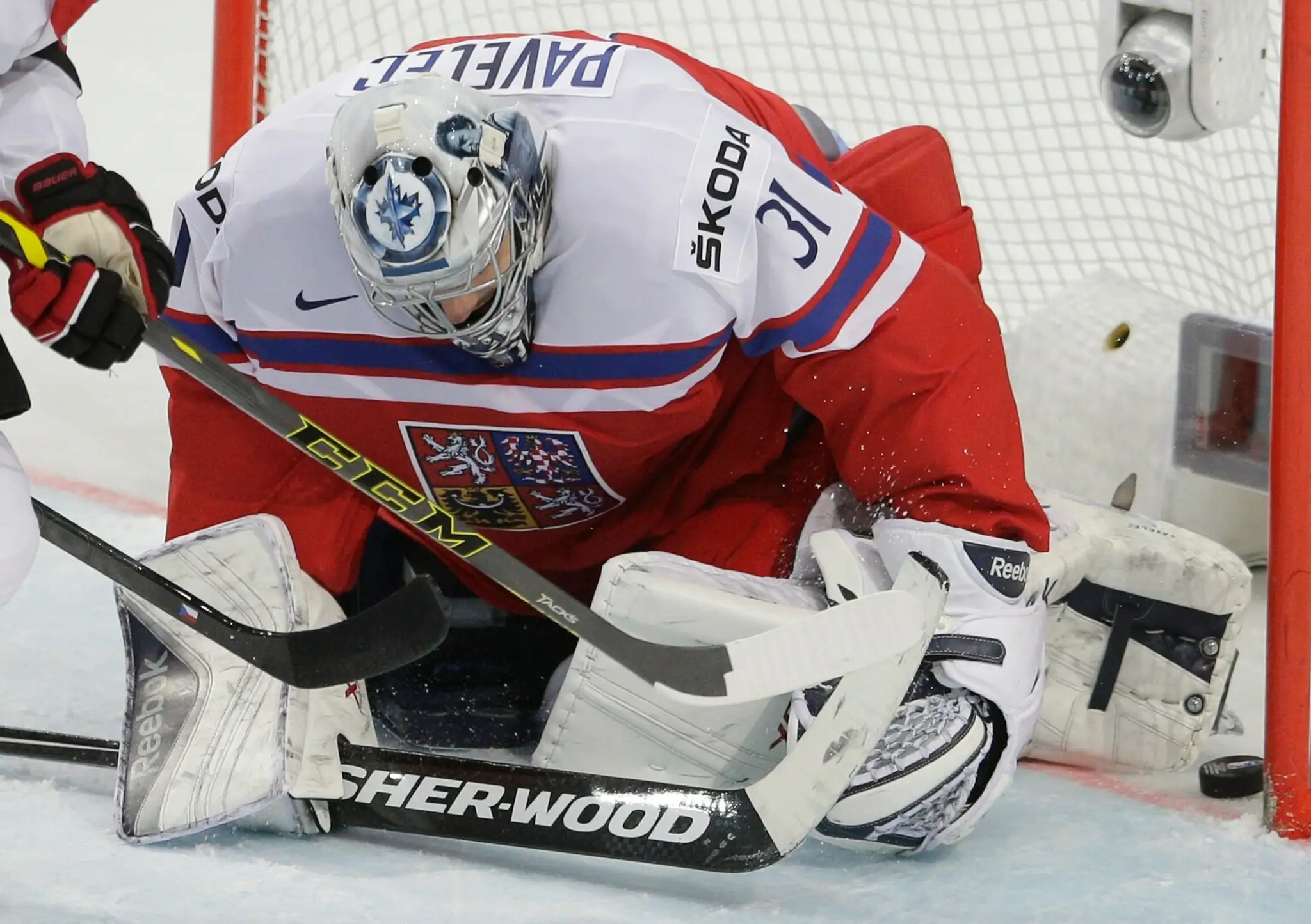 Ondřej Pavelec podržal Čechov v nájazdoch.