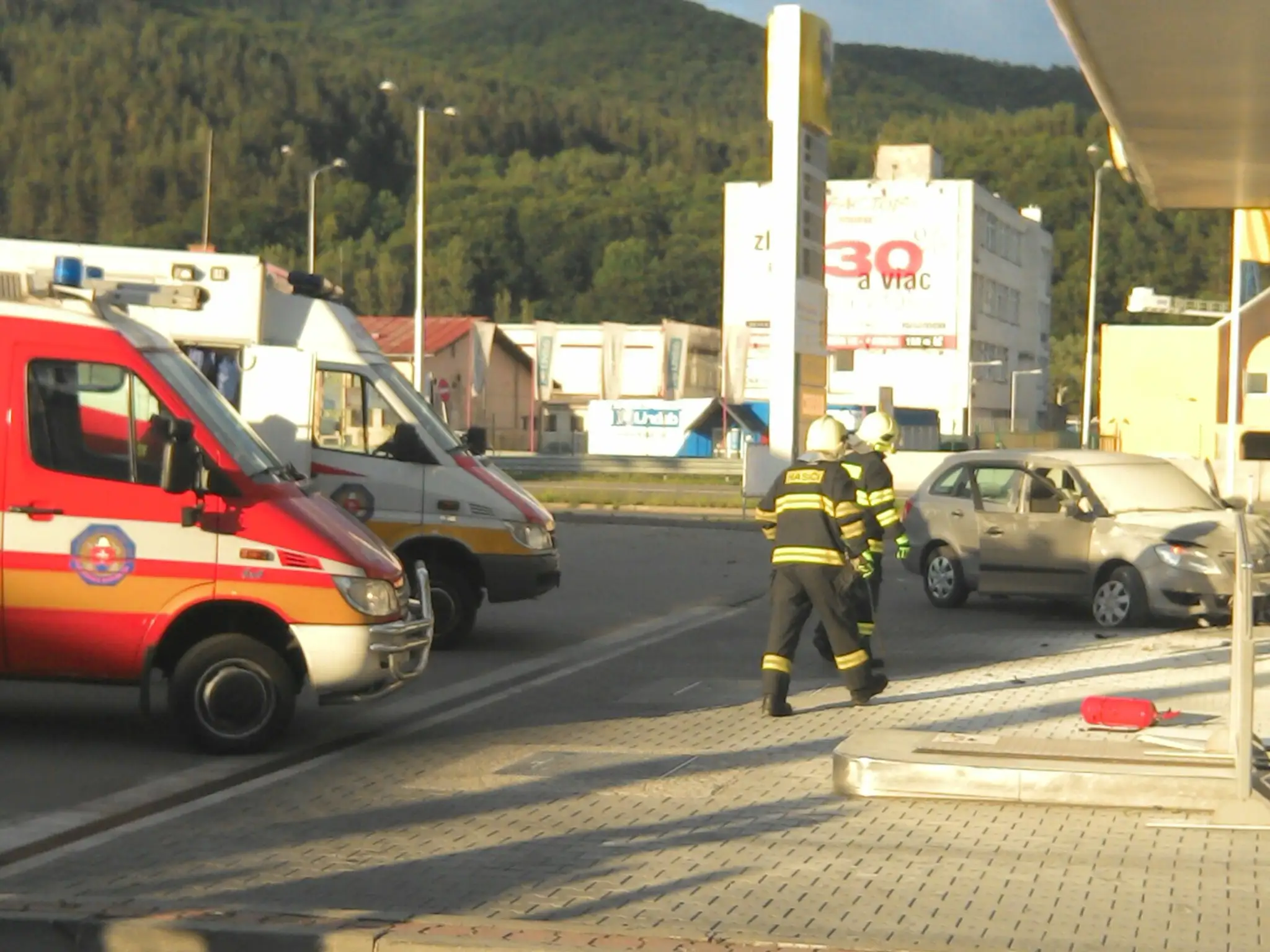 Auto narazilo na stojana na pumpe