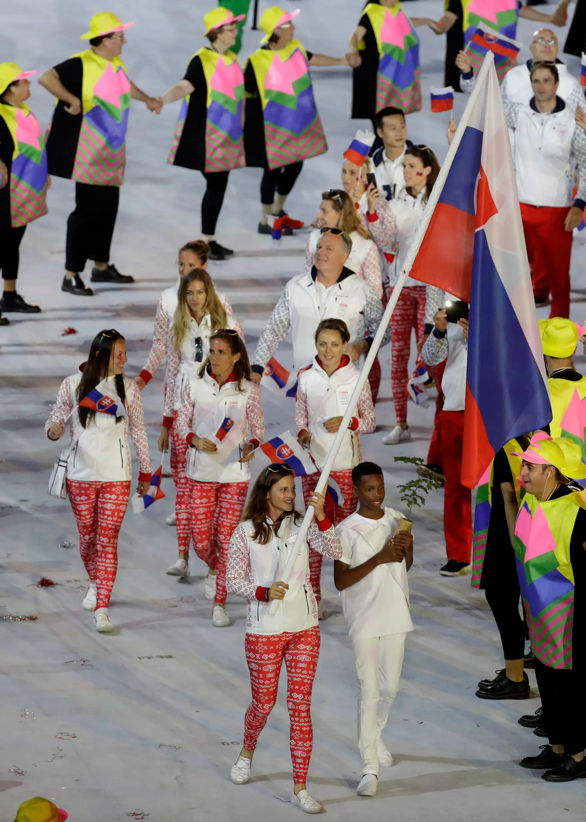Strelkyňa Danka Barteková nesie slovenskú vlajku na otváracom ceremoniáli OH v Riu.
