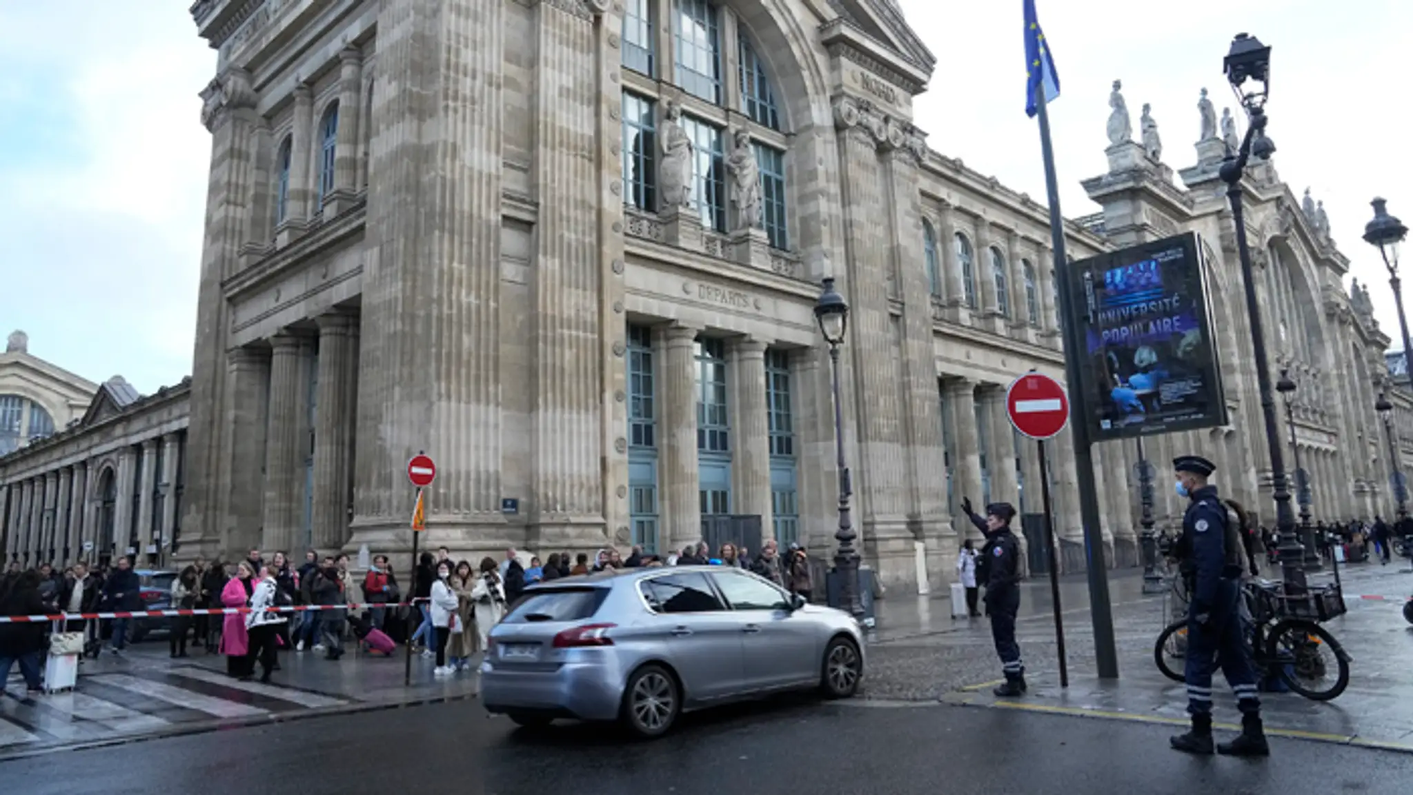 Na parížskej vlakovej stanici Gare du Nord útočník pobodal šešť ľudí.