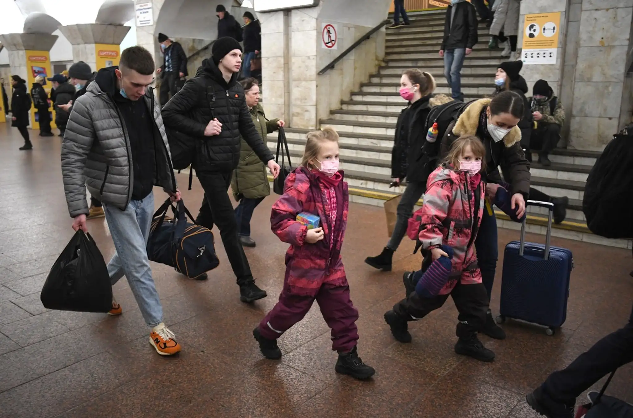 Obyvatelia Kyjeva sa balia a metrom presúvajú z mesta