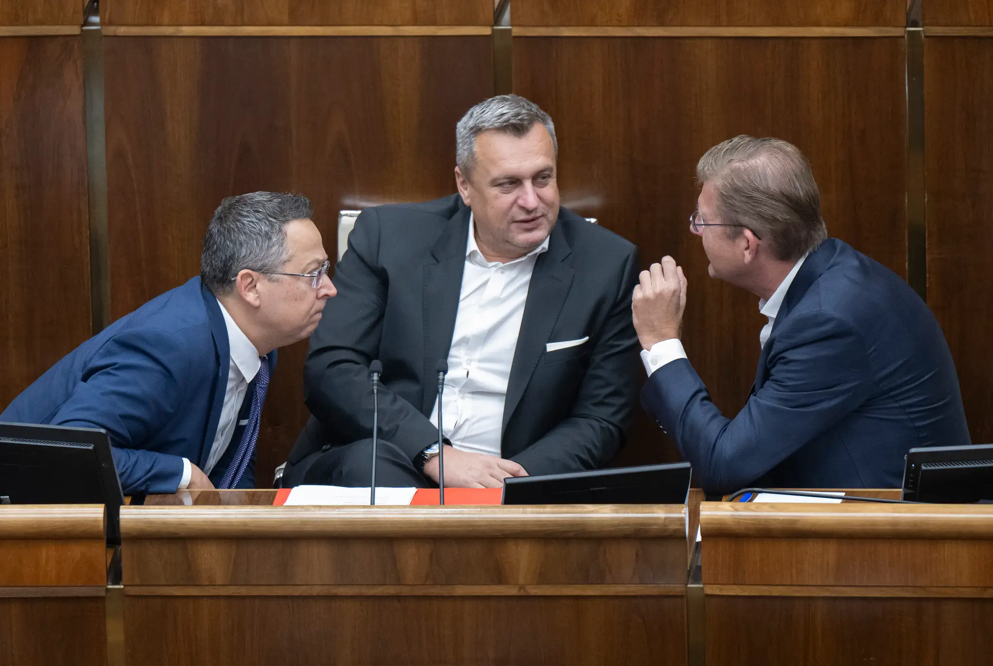 Minister financií SR Ladislav Kamenický (Smer-SD), podpredseda parlamentu Andrej Danko (SNS) a podpredseda NR SR dočasne poverený vedením parlamentu Peter Žiga (Hlas-SD)