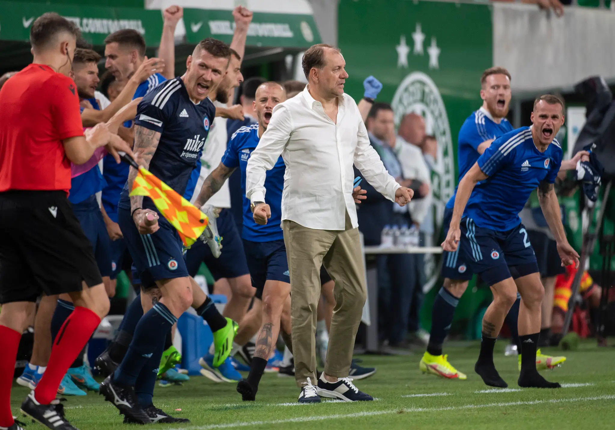 Tréner Slovana Vladimír Weiss st. (uprostred) a Juraj Kucka (tretí zľava) sa tešia po výhre v zápase 2. predkola LM na pôde Ferencvárosu.