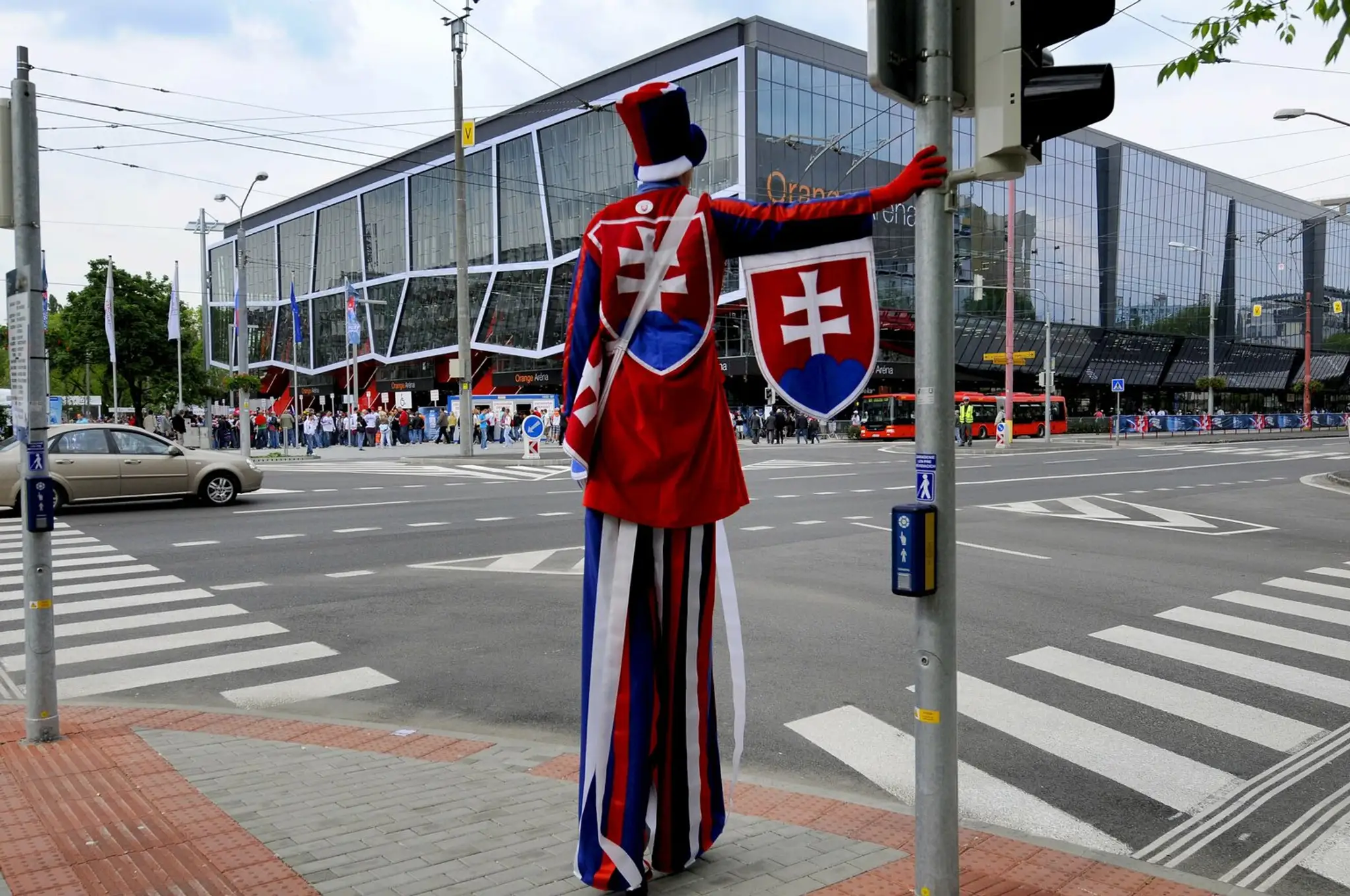 Fanúšik oddychuje pred Orange Arénou pred začiatkom úvodného zápasu základnej A-skupiny MS 2011 Nemecko - Rusko.
