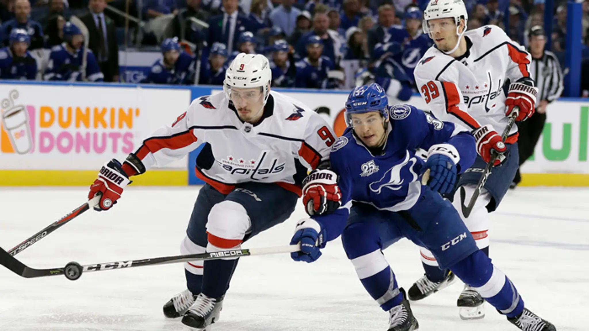 Obranca Capitals Dmitrij Orlov (vľavo) a útočník Tampy Yanni Gourde.