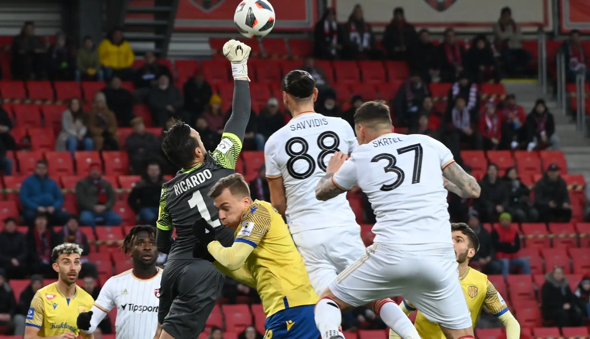 Brankár DAC-u Ricardo Ferreira, jeho spoluhráč Carlos Pinto a hráči Spartaka Kyriakos Savvidis a Martin Škrteľ.