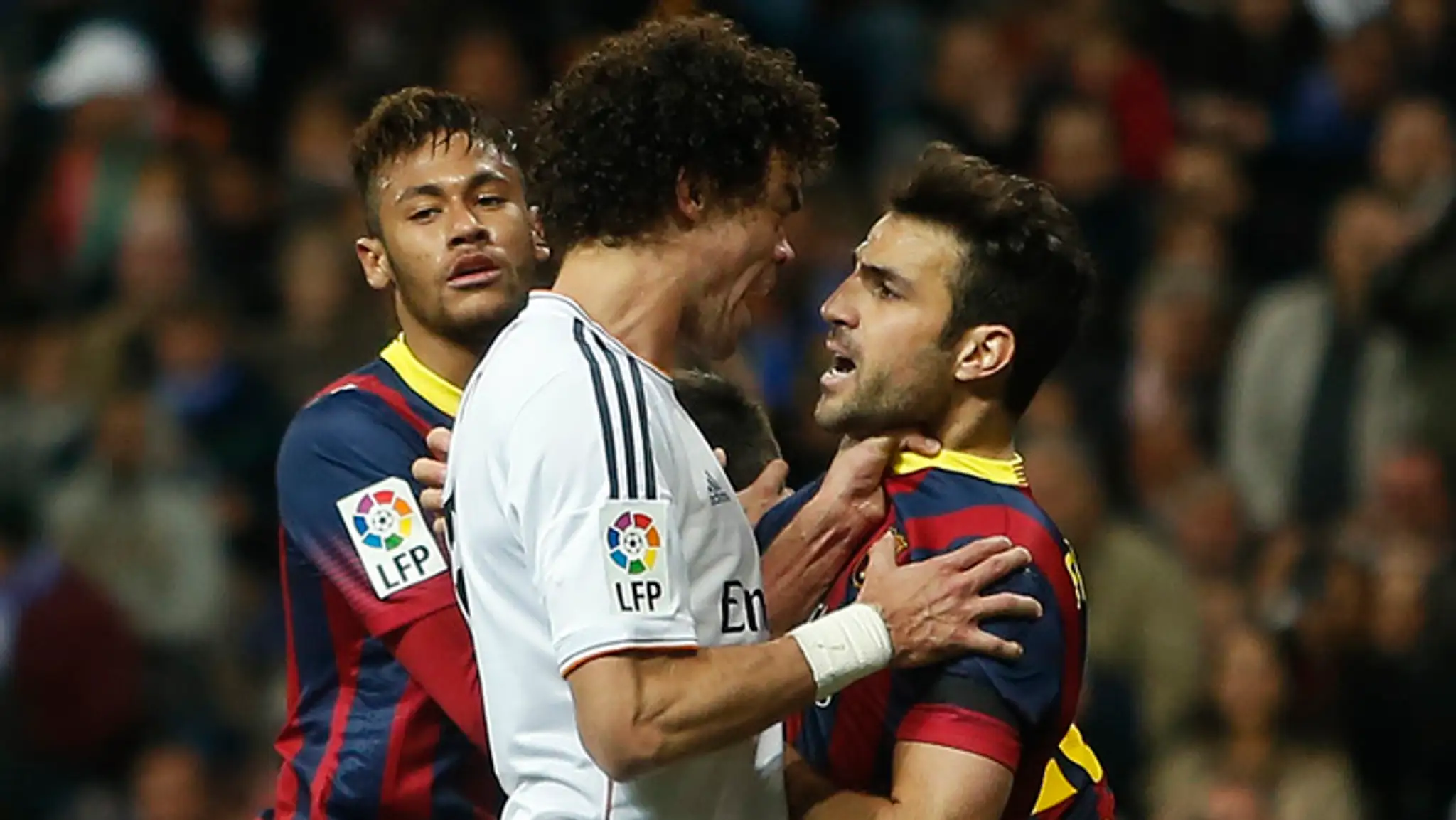 Na archívnej snímke uprostred hráč Pepe (Real Madrid) a Cesc Fabregas (FC Barcelona) počas El Clasico 23. marca 2014.
