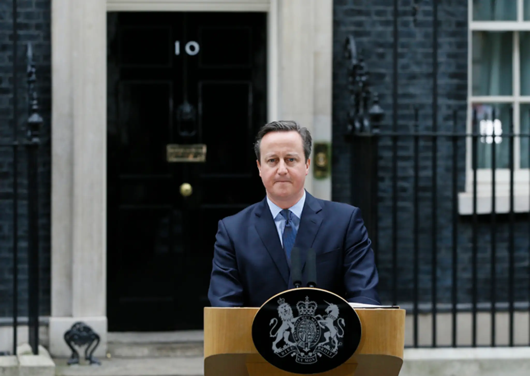 Premiér David Cameron oznamuje pred Downing Street dátum referenda o zotrvaní Británie v EÚ.