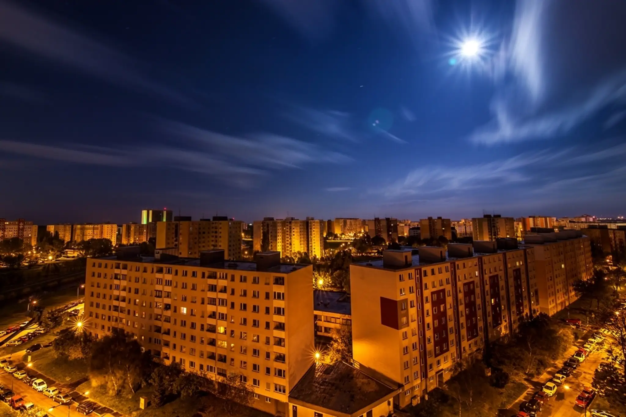Supermesiac nad bratislavskou Petržalkou.