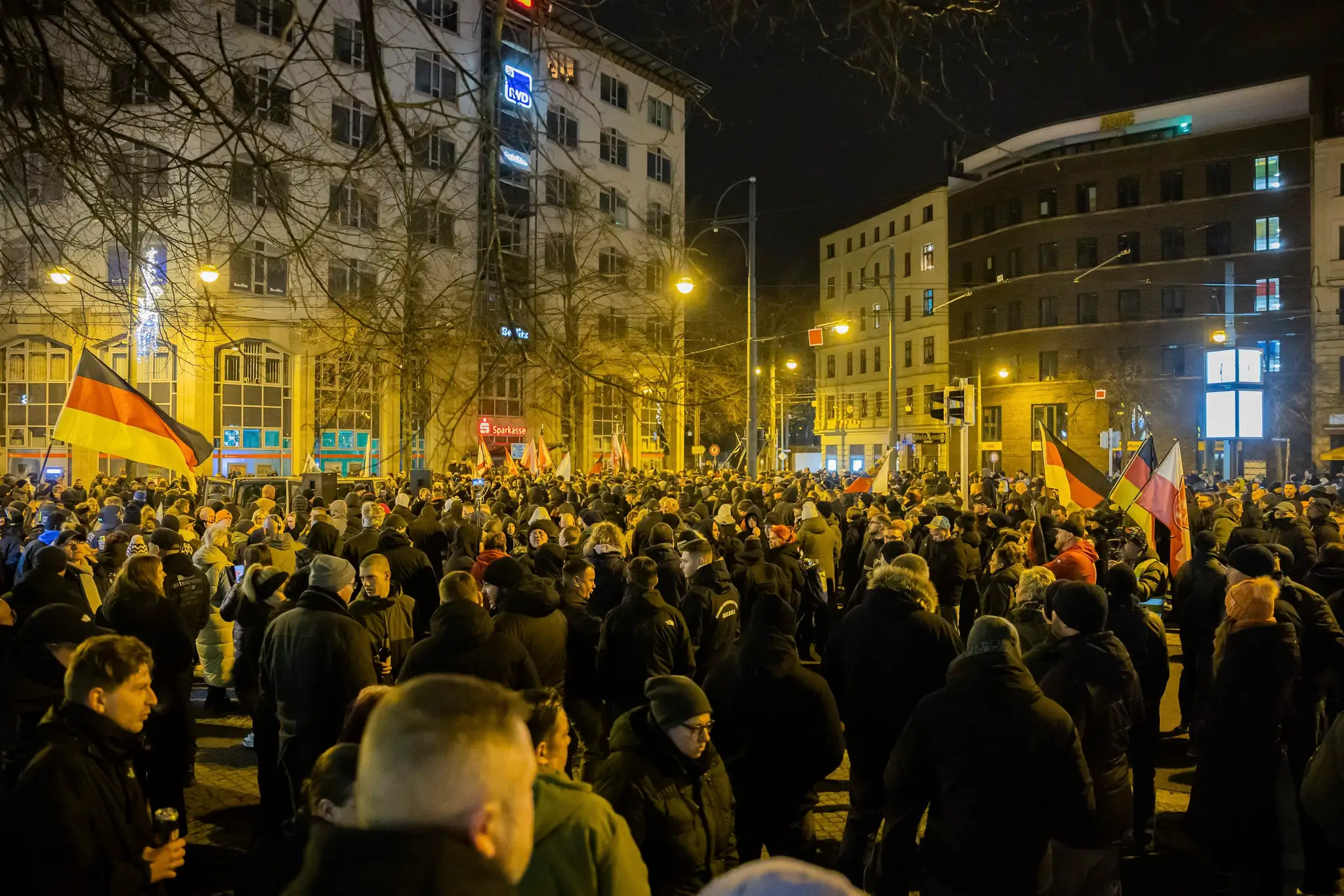 Nemecká krajná pravica počas bohoslužby v Magdeburgu za obete nešťastia.