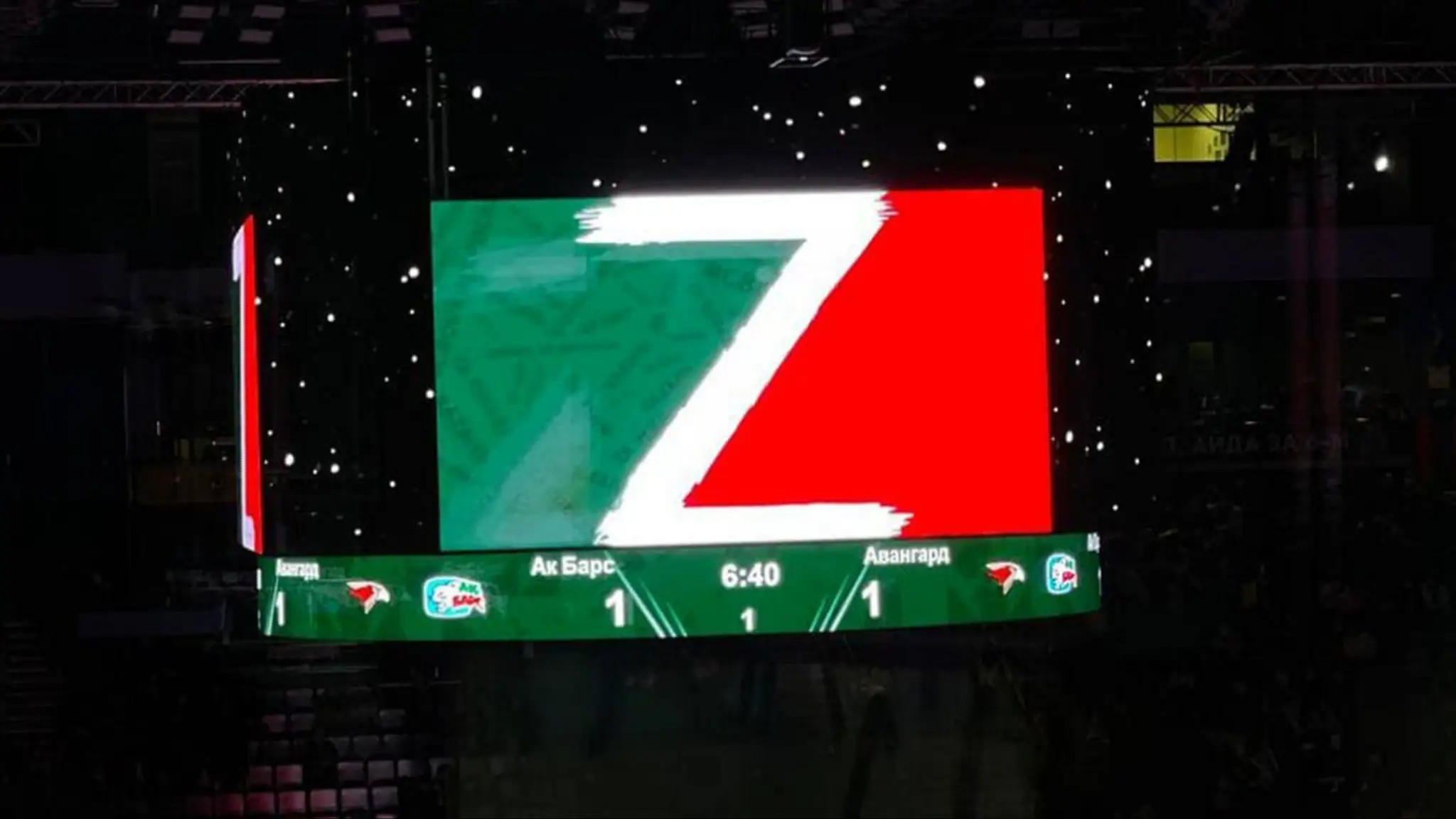 Symbol ruskej agresie na Ukrajine na veľkoplošnej obrazovke počas zápasu KHL.