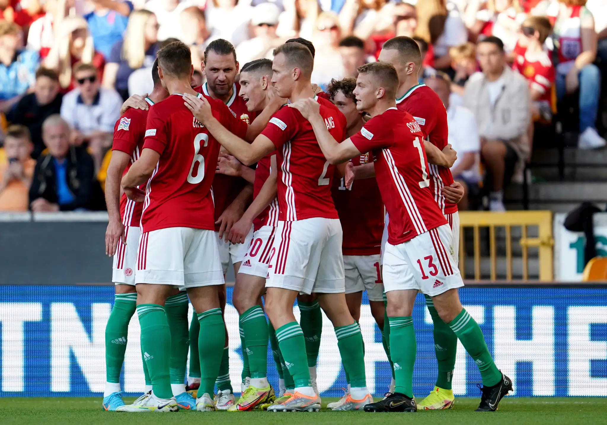 Radosť maďarských futbalistov po strelení gólu proti Anglicku.