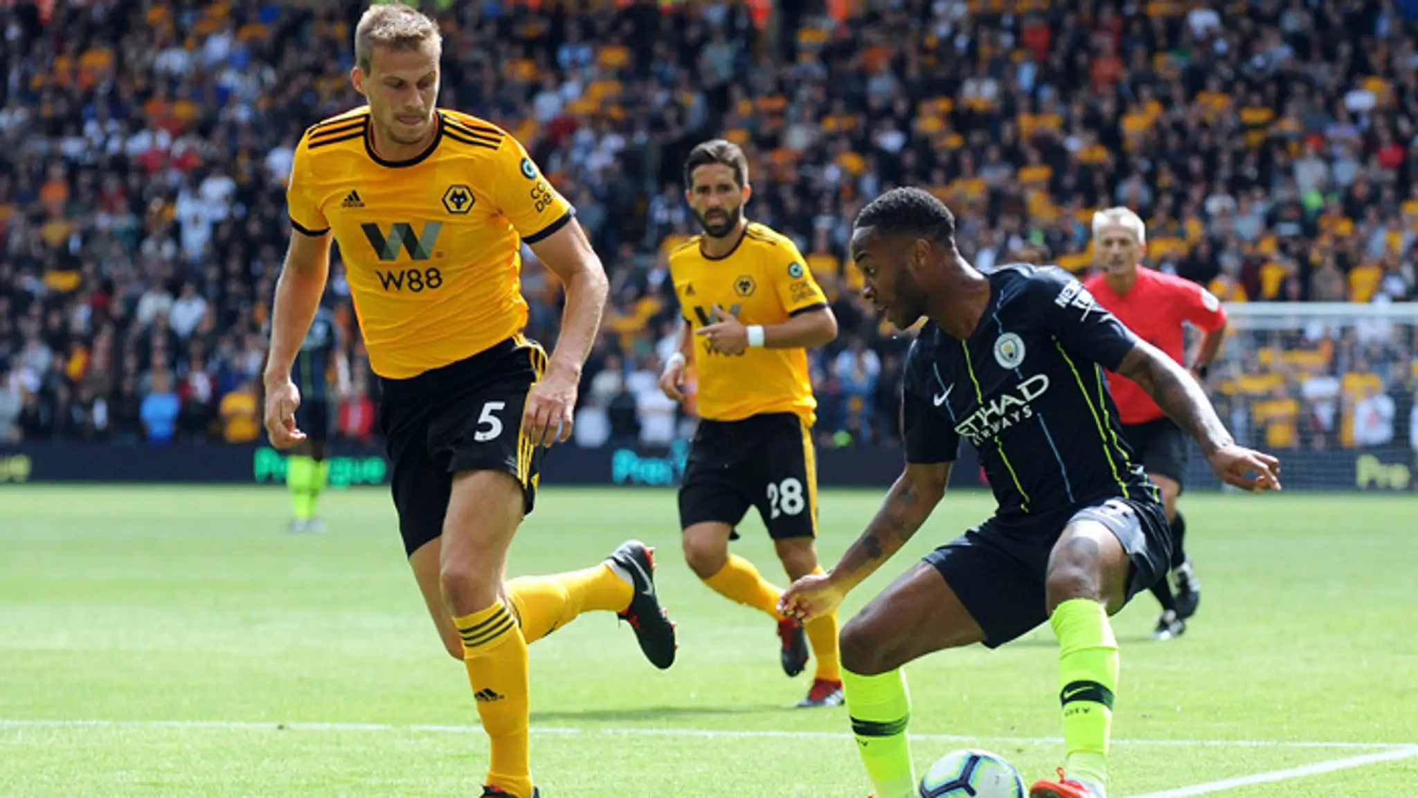 Hráč Manchester City Raheem Sterling (vpravo) a Ryan Bennett (Wolverhampton)