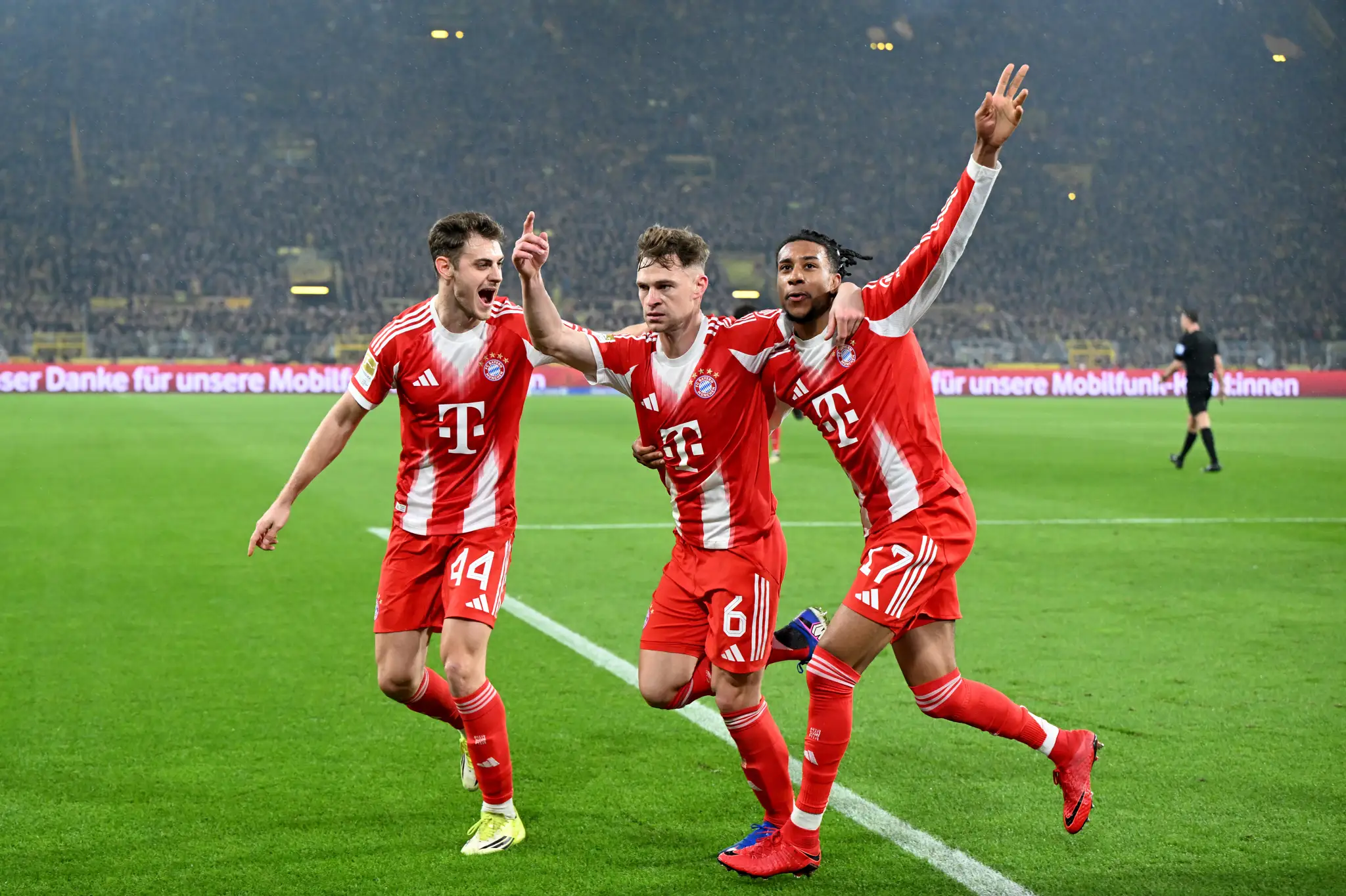 Futbalisti Bayernu Mníchov oslavujú gól