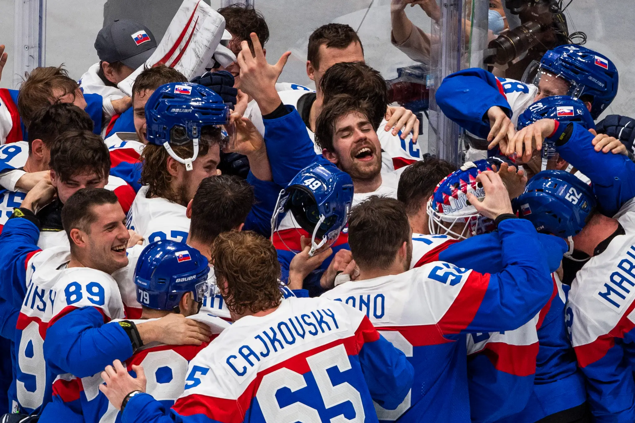 Na snímke hokejisti Slovenska sa tešia po výhre v zápase olympijského turnaja.