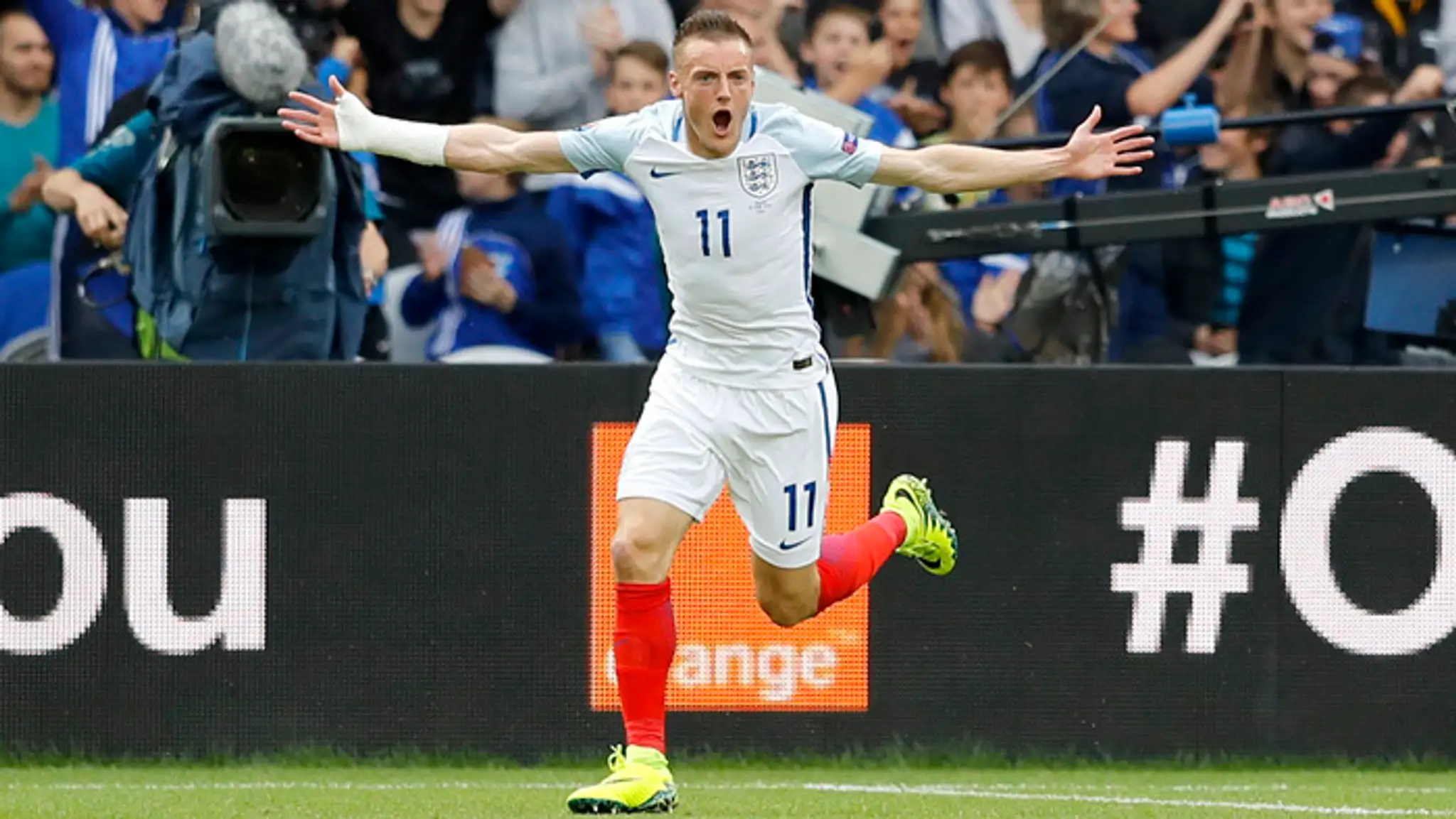 Anglický futbalista Jamier Vardy sa teší po strelení vyrovnávajúceho gólu na 1:1 proti Walesu.